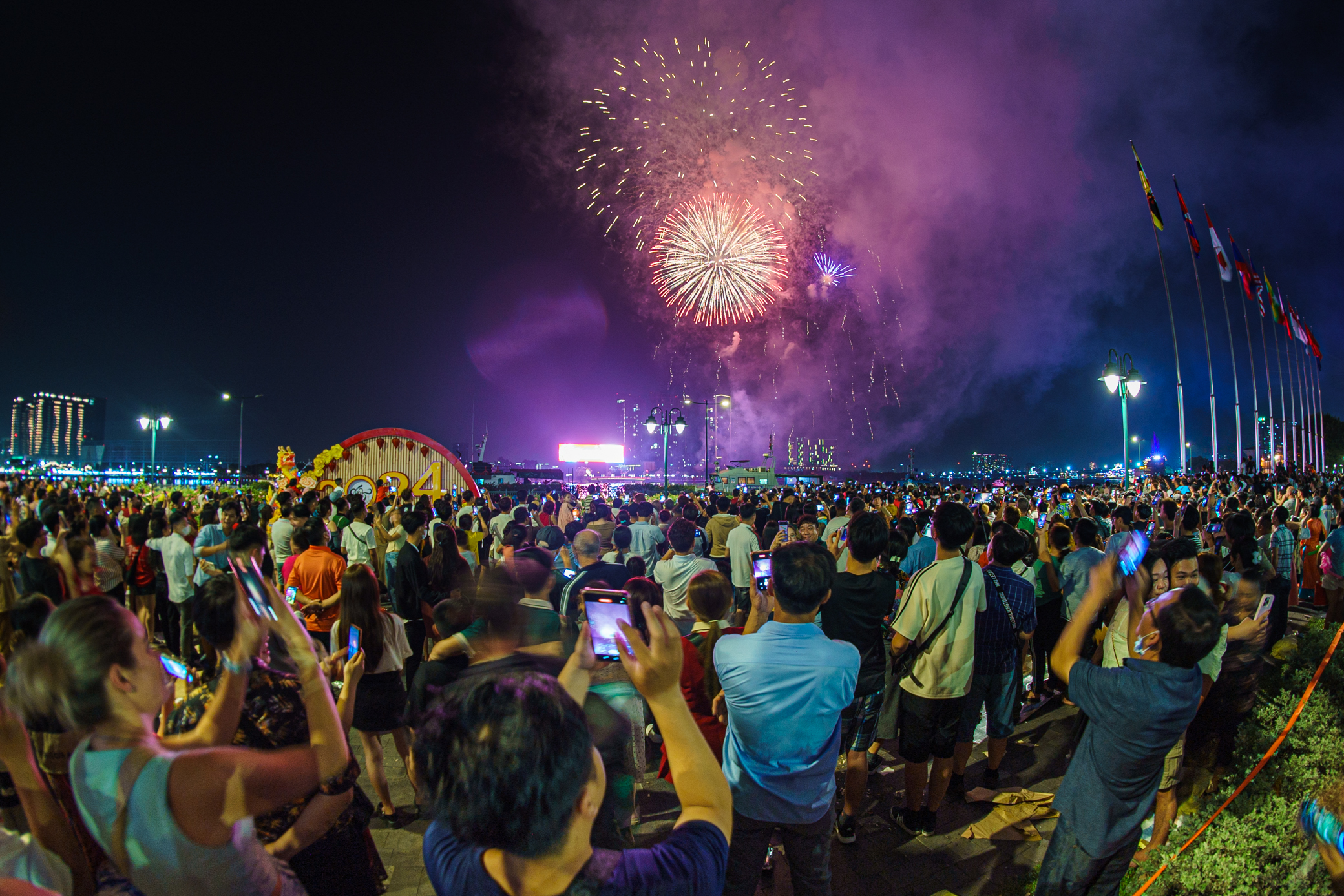 Những nụ hôn trong thời khắc giao thừa- Ảnh 5. Những nụ hôn trong thời khắc giao thừa- Ảnh 5.