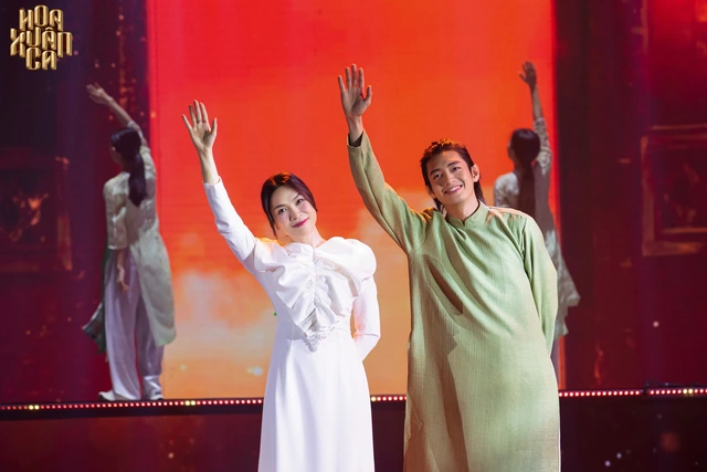 Mỹ T&acirc;m v&agrave; vũ c&ocirc;ng Quang Đăng nhảy điệu nhảy Cố hương.