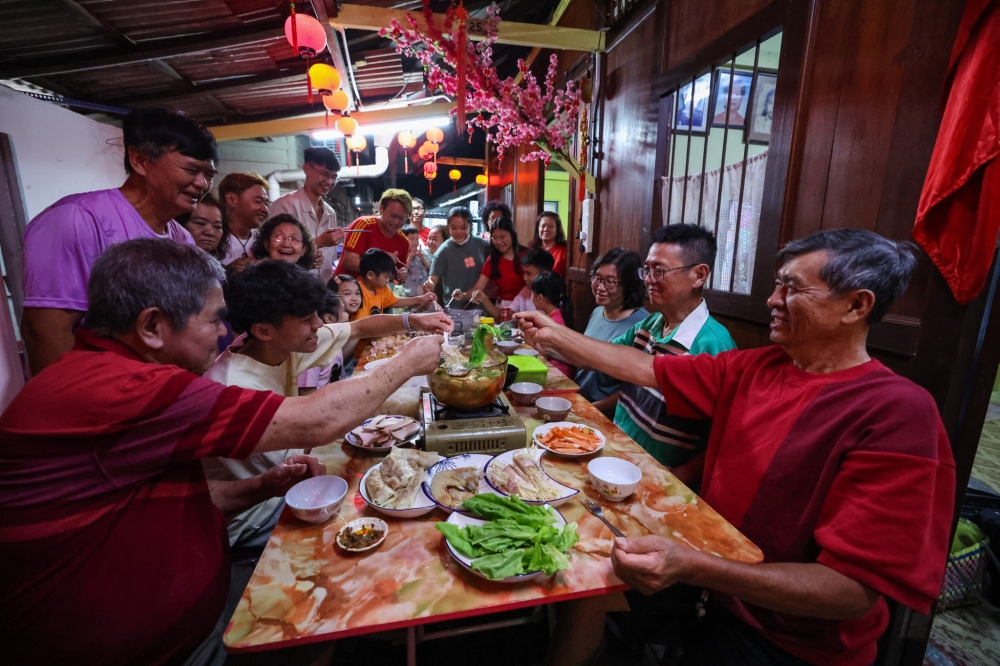 C&aacute;c gia đ&igrave;nh gốc Hoa ở bang Penang c&ugrave;ng nhau đo&agrave;n tụ đ&oacute;n Giao thừa năm mới. Đ&acirc;y l&agrave; một trong những khu vực tập trung nhiều người gốc Hoa nhất tại Malaysia. (Ảnh: Malay Mail)