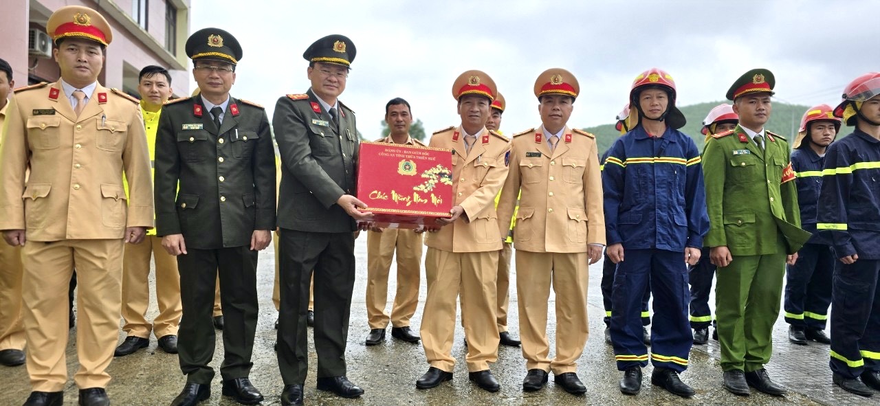 Thừa Thi&ecirc;n Huế: Tăng cường kiểm so&aacute;t, bảo đảm ATGT xuy&ecirc;n đ&ecirc;m Giao thừa v&agrave; những ng&agrave;y Tết- Ảnh 1.