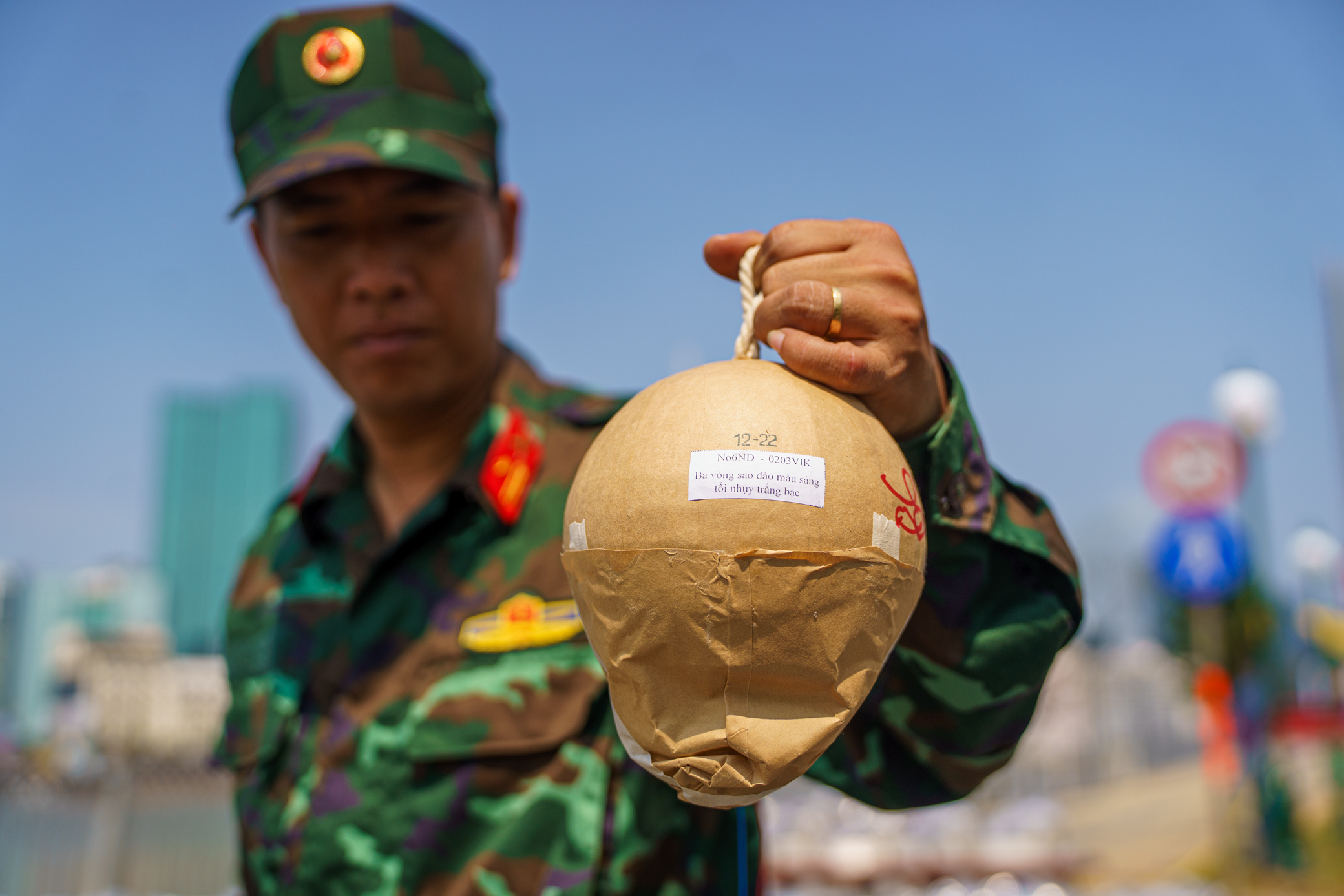 Trận địa ph&aacute;o hoa trước giờ đ&oacute;n năm mới 2024 ở TP.HCM- Ảnh 4.
