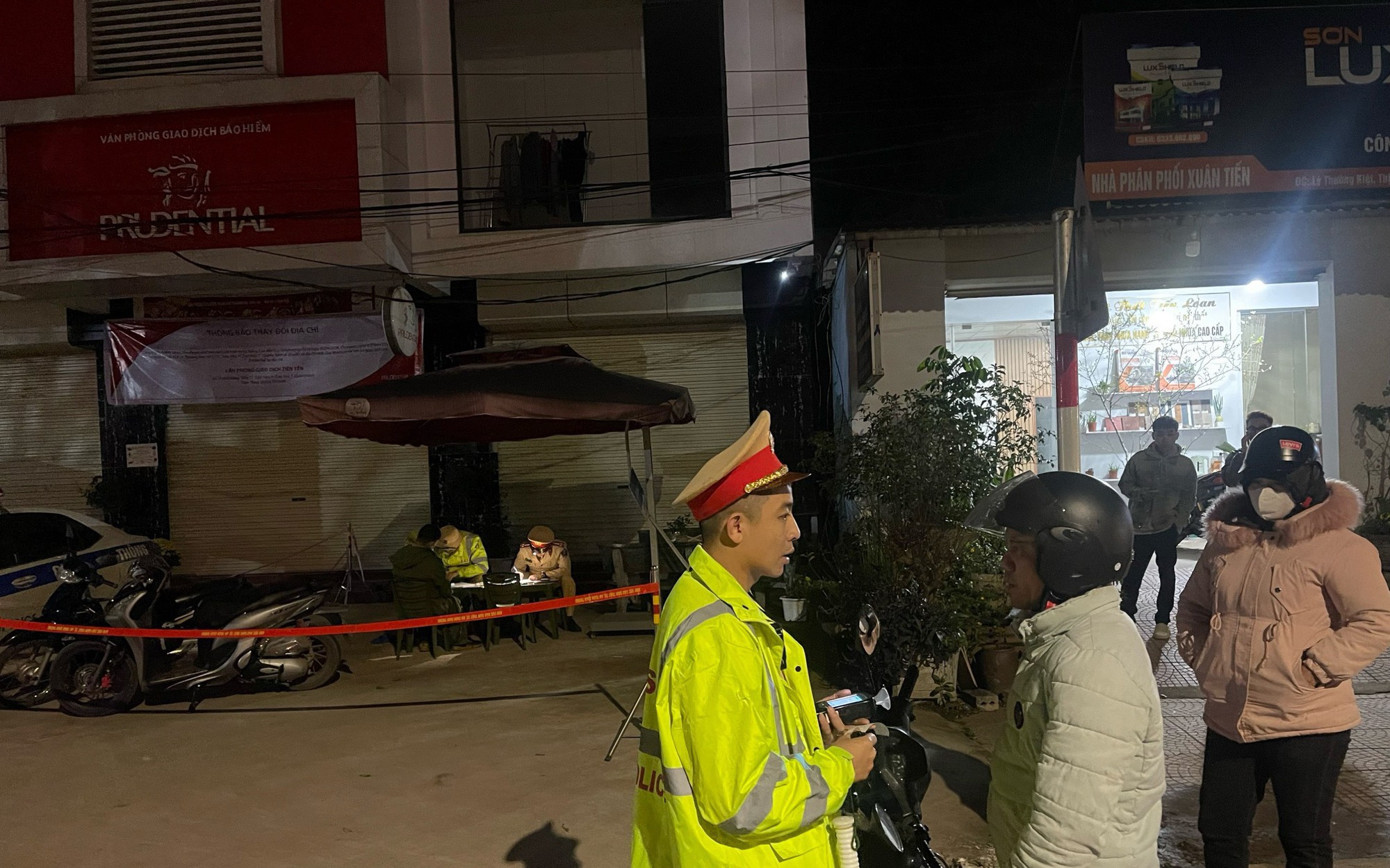 CSGT xuy&ecirc;n Tết xử l&yacute; vi phạm nồng độ cồn: Nhiều t&agrave;i xế xe m&aacute;y d&iacute;nh phạt