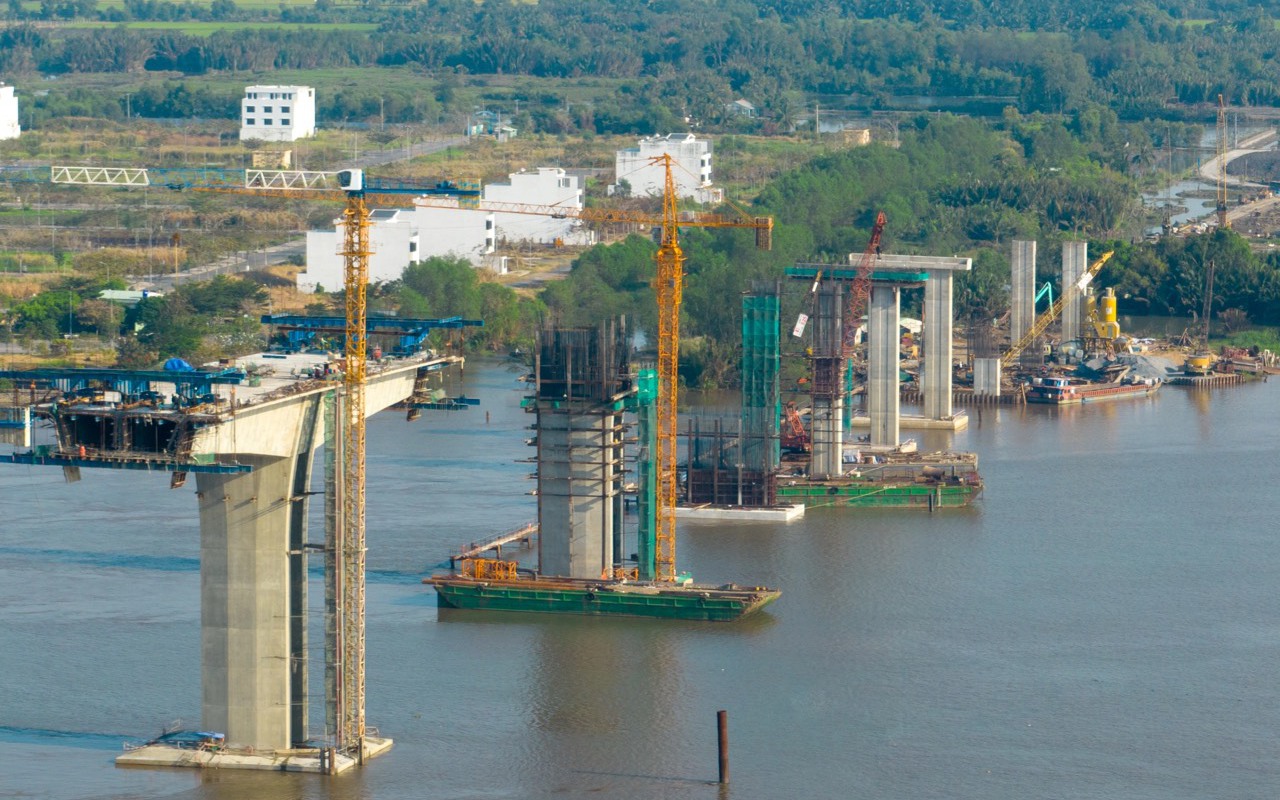 Kh&ocirc;ng kh&iacute; s&ocirc;i động tr&ecirc;n c&ocirc;ng trường cầu Nhơn Trạch nối Đồng Nai - TP.HCM ng&agrave;y 30 Tết