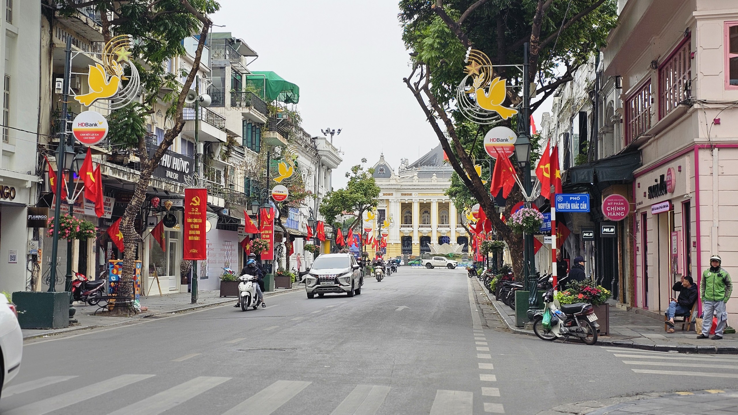 Ph&aacute;o hoa ở hồ Gươm sẵn s&agrave;ng, đường phố H&agrave; Nội trang ho&agrave;ng đ&oacute;n Tết- Ảnh 11.