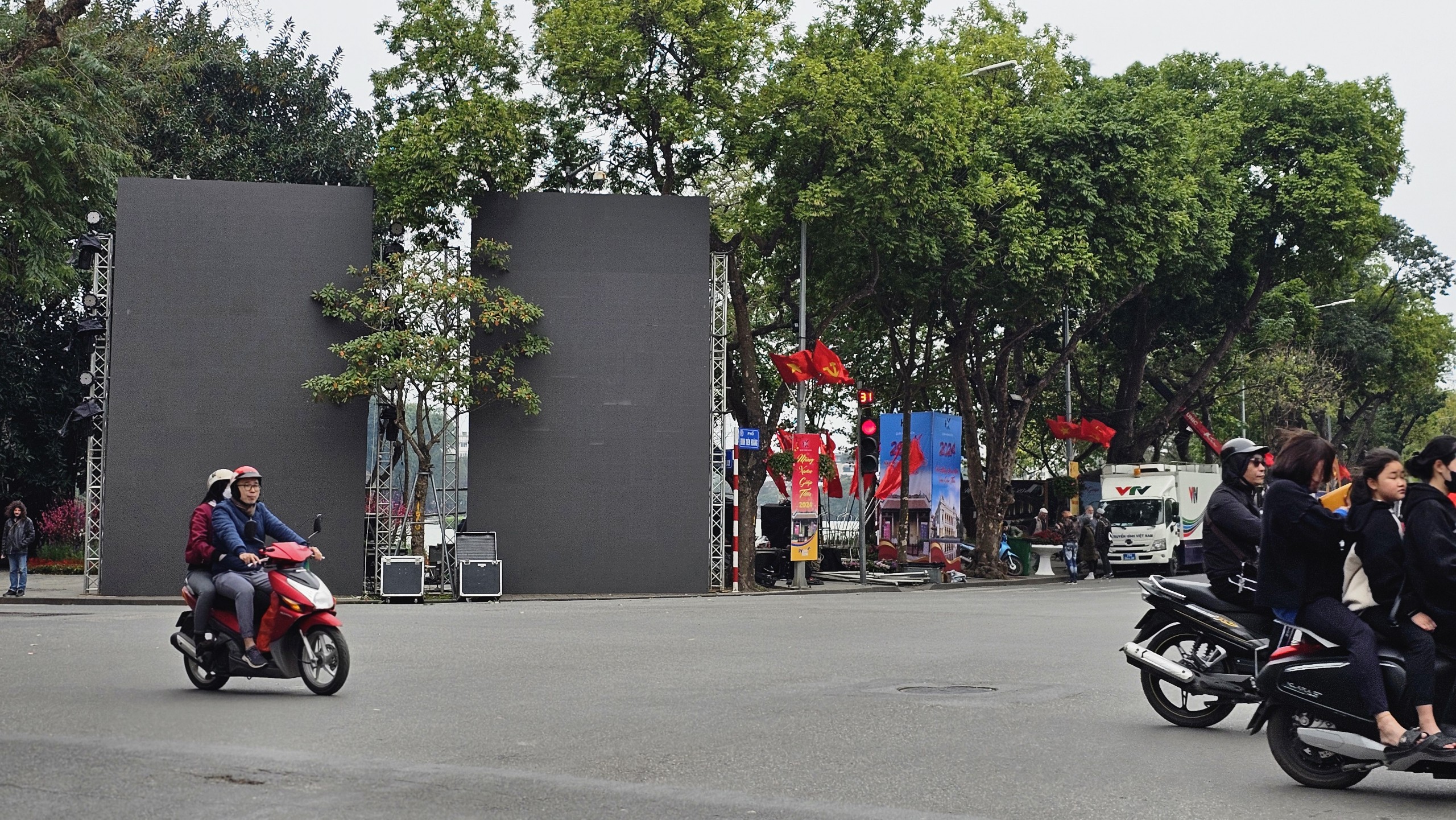 Ph&aacute;o hoa ở hồ Gươm sẵn s&agrave;ng, đường phố H&agrave; Nội trang ho&agrave;ng đ&oacute;n Tết- Ảnh 7.