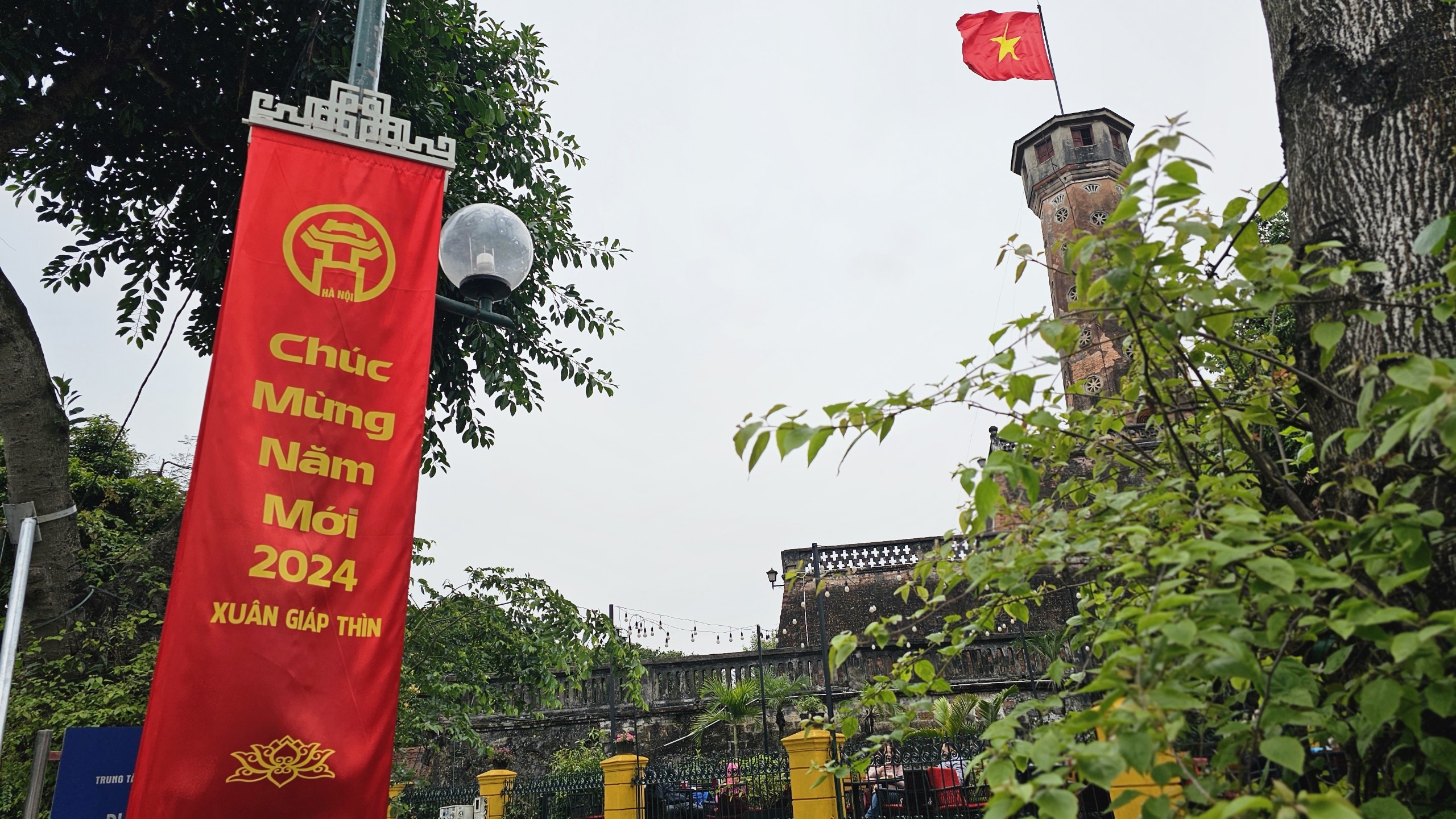 Ph&aacute;o hoa ở hồ Gươm sẵn s&agrave;ng, đường phố H&agrave; Nội trang ho&agrave;ng đ&oacute;n Tết- Ảnh 13.