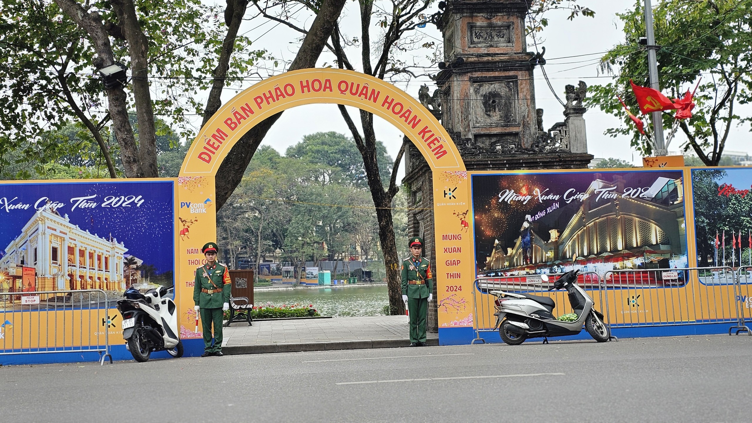 Ph&aacute;o hoa ở hồ Gươm sẵn s&agrave;ng, đường phố H&agrave; Nội trang ho&agrave;ng đ&oacute;n Tết- Ảnh 1.