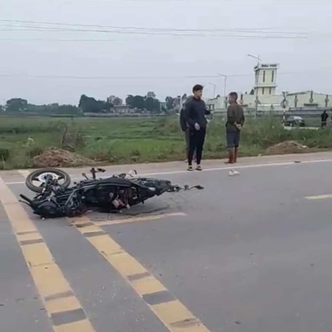 Xe m&aacute;y kh&ocirc;ng biển số chạy tốc độ cao đ&acirc;m v&agrave;o &ocirc; t&ocirc; giữa ng&atilde; tư khiến 2 người thương vong- Ảnh 3.