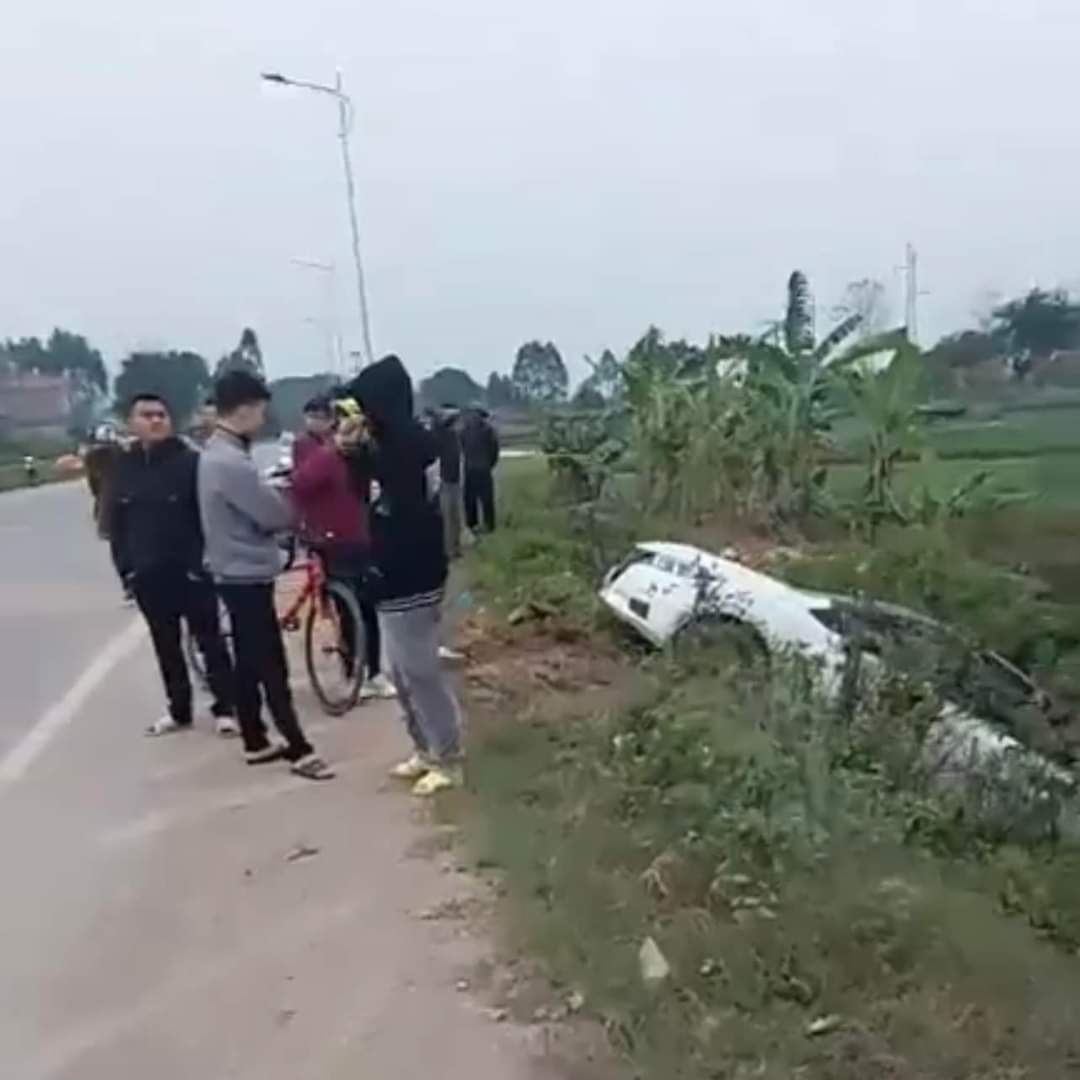 Xe m&aacute;y kh&ocirc;ng biển số chạy tốc độ cao đ&acirc;m v&agrave;o &ocirc; t&ocirc; giữa ng&atilde; tư khiến 2 người thương vong- Ảnh 2.