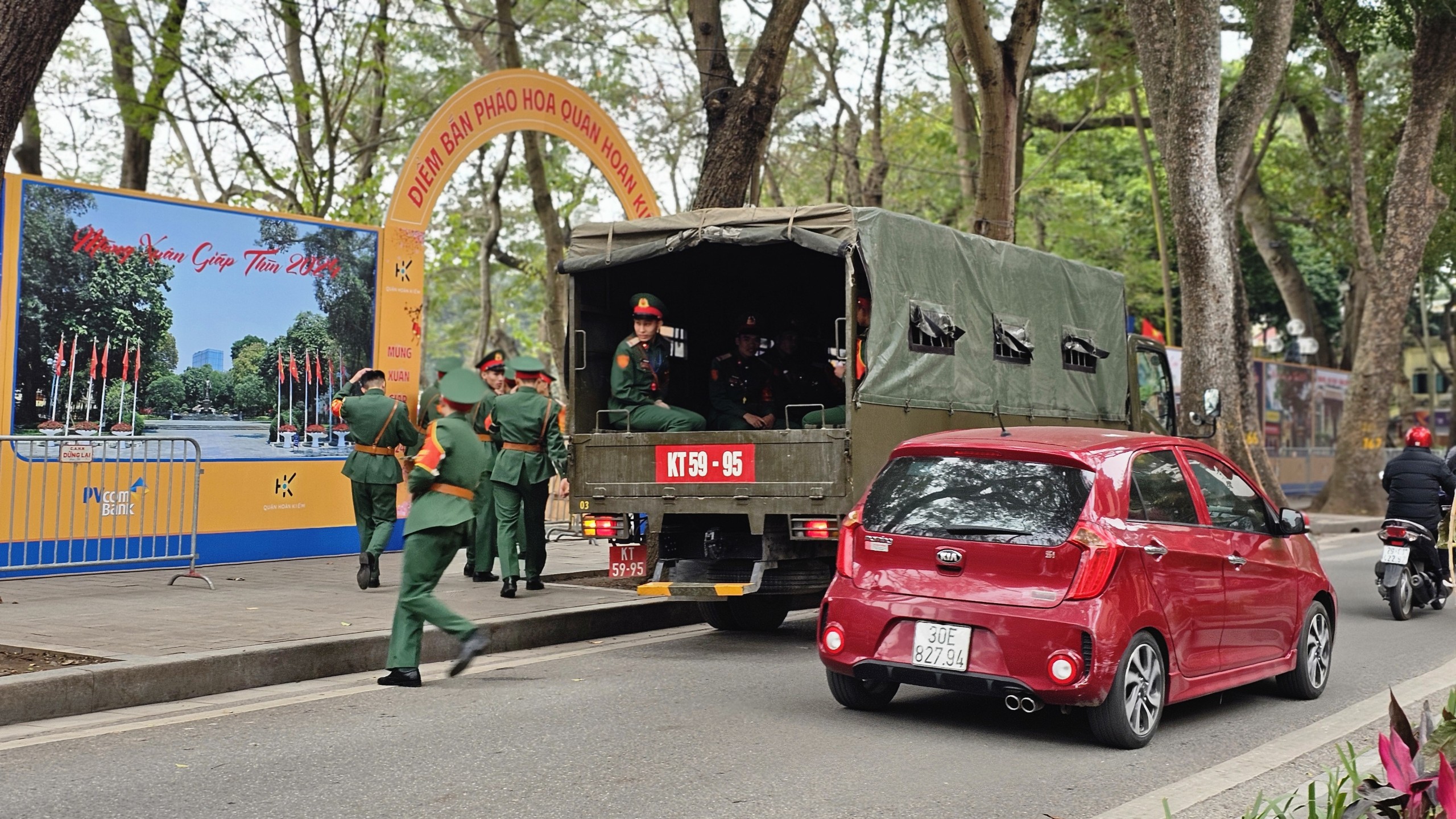 Ph&aacute;o hoa ở hồ Gươm sẵn s&agrave;ng, đường phố H&agrave; Nội trang ho&agrave;ng đ&oacute;n Tết- Ảnh 4.