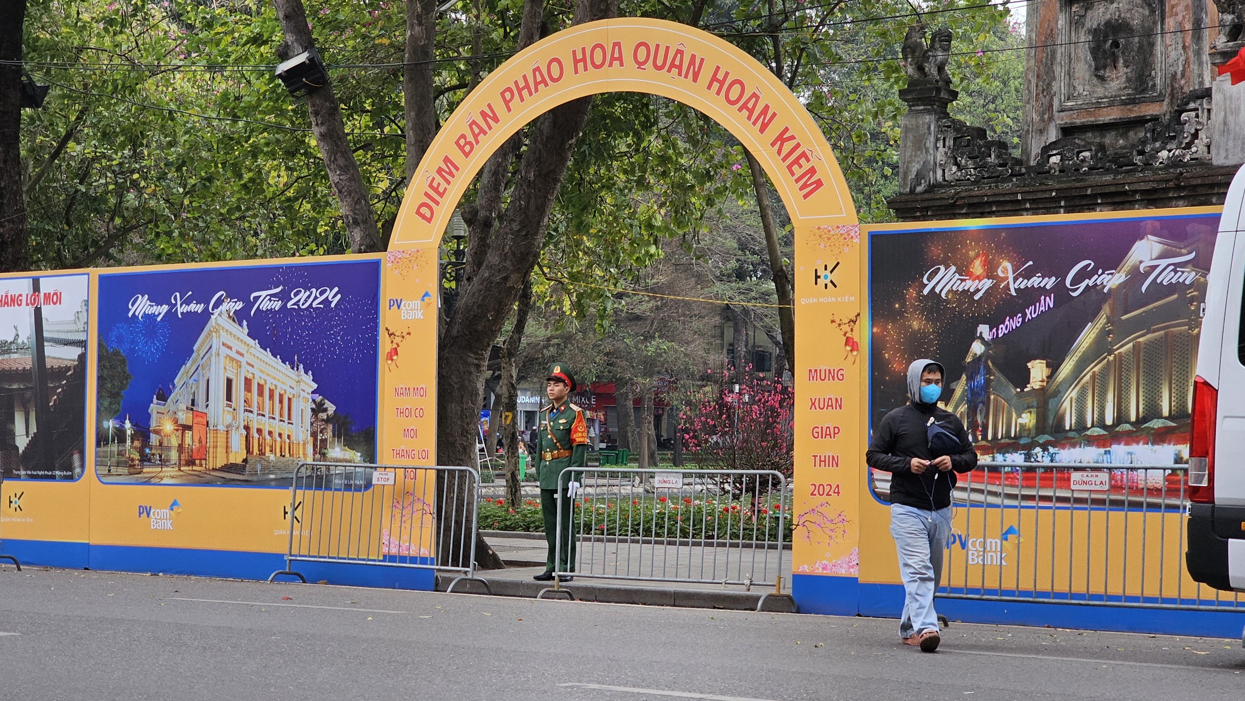 Ph&aacute;o hoa ở hồ Gươm sẵn s&agrave;ng, đường phố H&agrave; Nội trang ho&agrave;ng đ&oacute;n Tết- Ảnh 5.