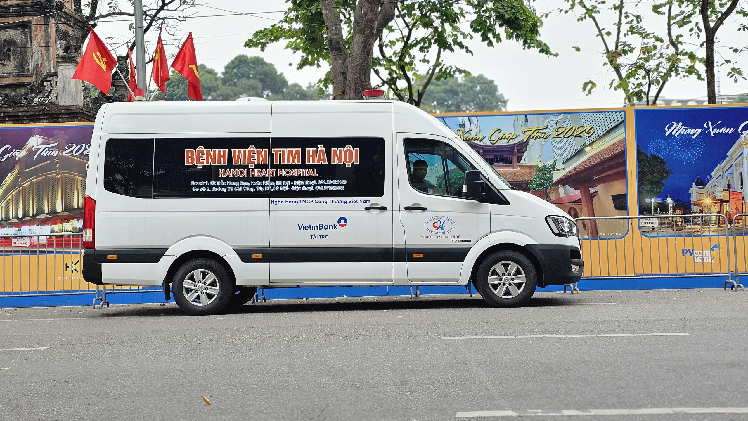 Ph&aacute;o hoa ở hồ Gươm sẵn s&agrave;ng, đường phố H&agrave; Nội trang ho&agrave;ng đ&oacute;n Tết- Ảnh 6.