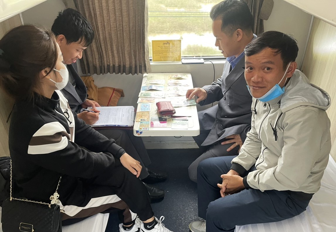 Kh&aacute;ch vui mừng nhận lại t&agrave;i sản bỏ qu&ecirc;n tr&ecirc;n chuyến t&agrave;u cuối năm- Ảnh 1.