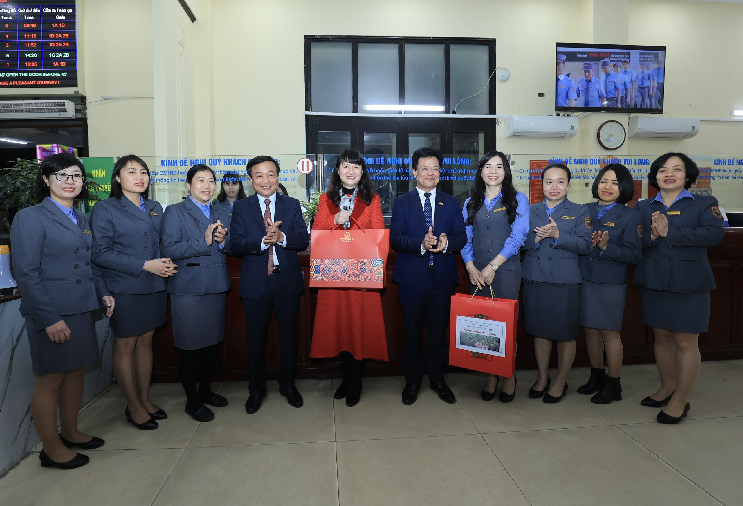 Thứ trưởng Nguyễn Danh Huy l&igrave; x&igrave; kh&aacute;ch đi chuyến t&agrave;u cuối năm- Ảnh 3.