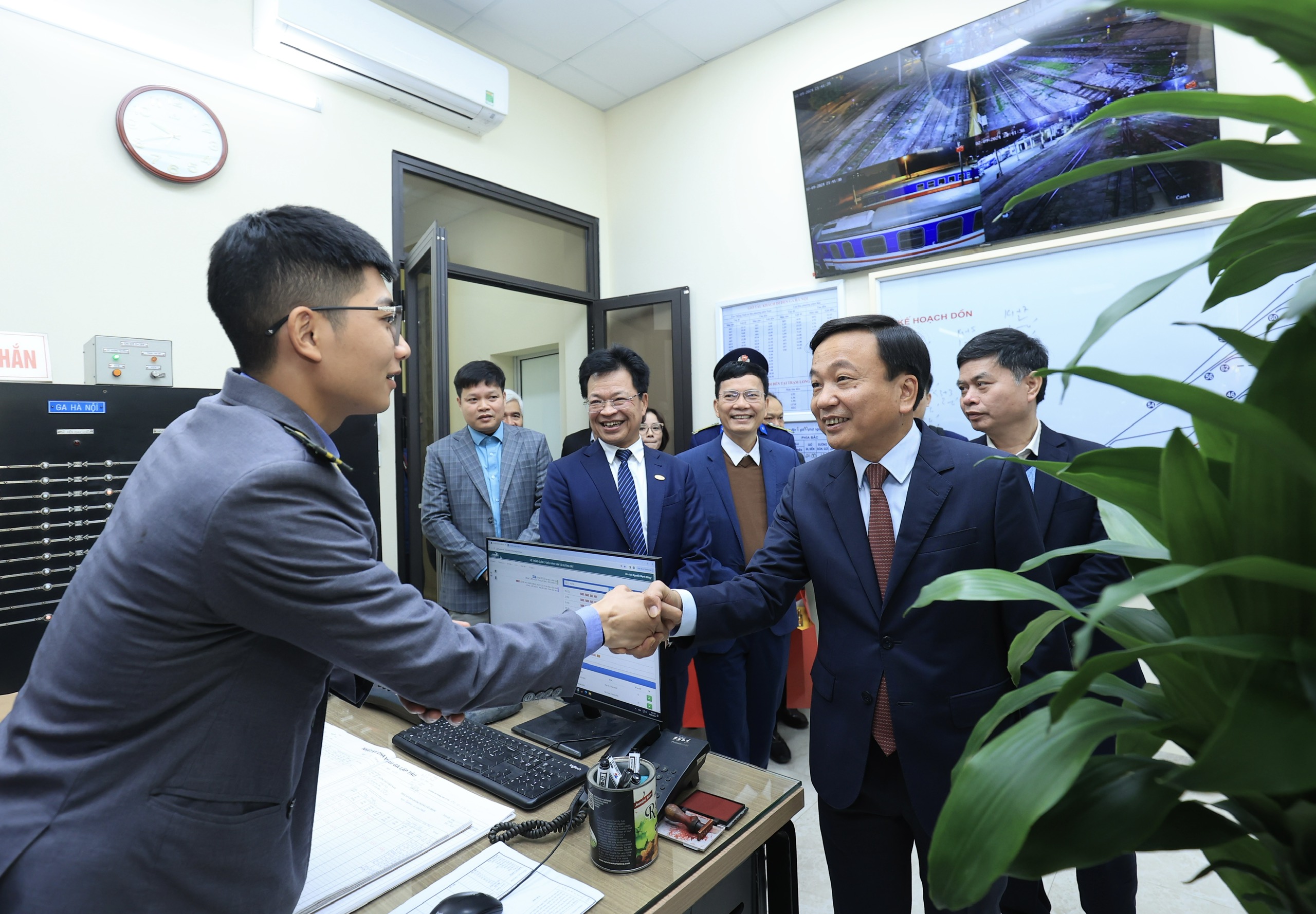 Thứ trưởng Nguyễn Danh Huy l&igrave; x&igrave; kh&aacute;ch đi chuyến t&agrave;u cuối năm- Ảnh 7.