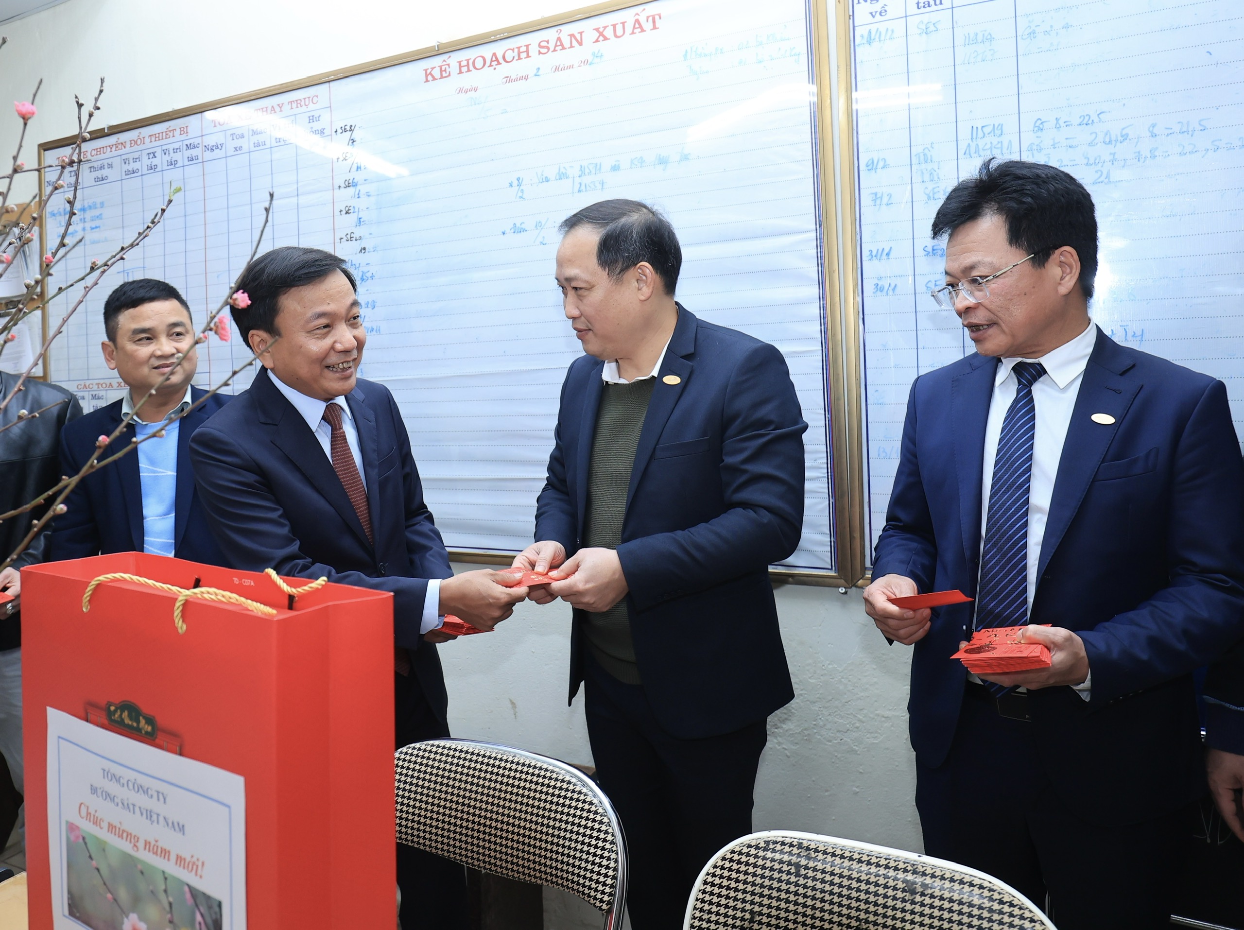 Thứ trưởng Nguyễn Danh Huy l&igrave; x&igrave; kh&aacute;ch đi chuyến t&agrave;u cuối năm- Ảnh 5.