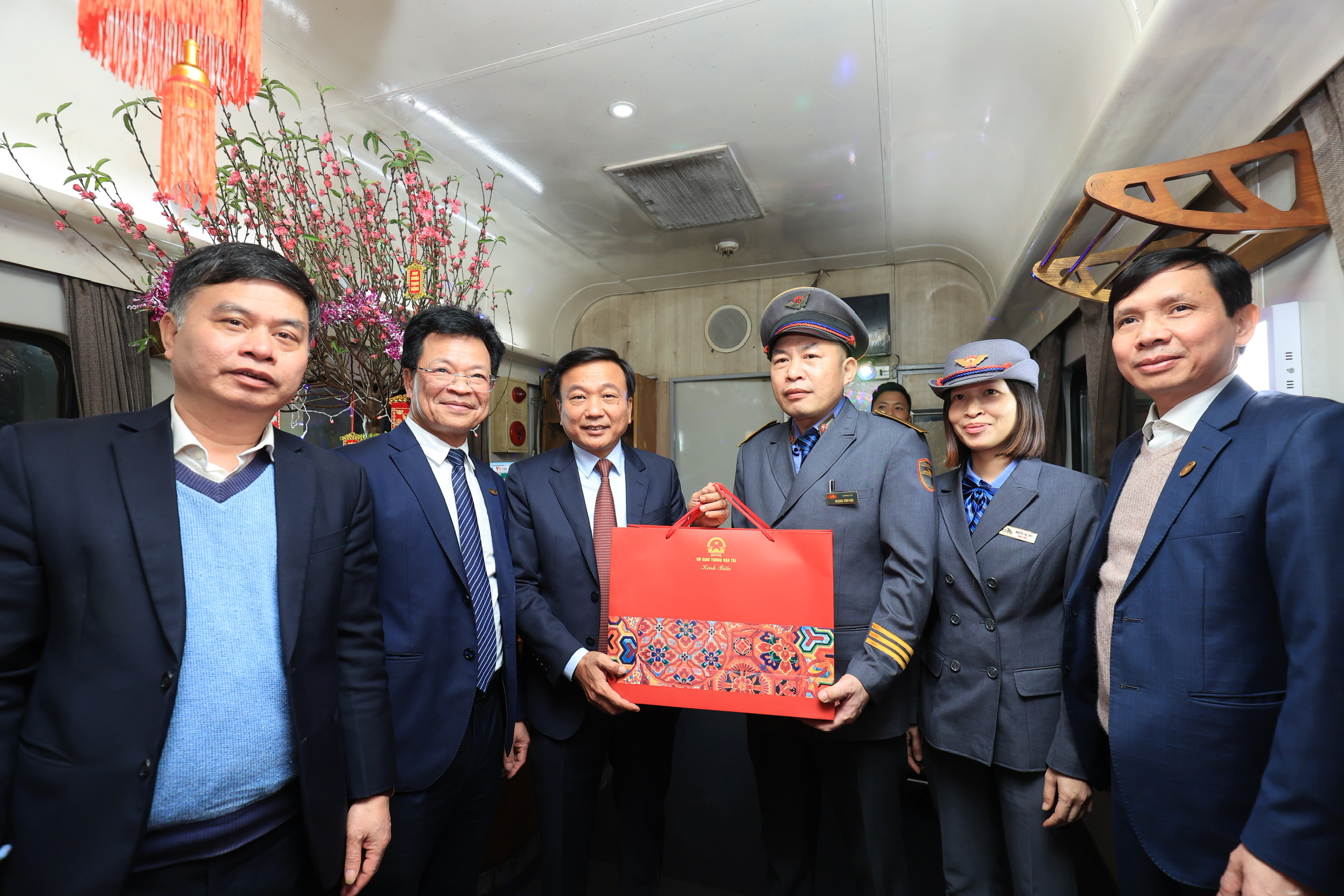 Thứ trưởng Nguyễn Danh Huy l&igrave; x&igrave; kh&aacute;ch đi chuyến t&agrave;u cuối năm- Ảnh 4.