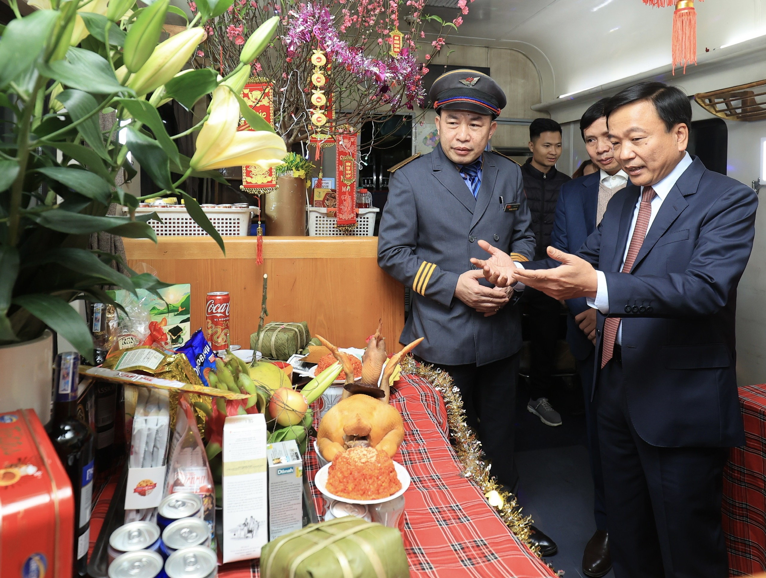 Thứ trưởng Nguyễn Danh Huy l&igrave; x&igrave; kh&aacute;ch đi chuyến t&agrave;u cuối năm- Ảnh 8.