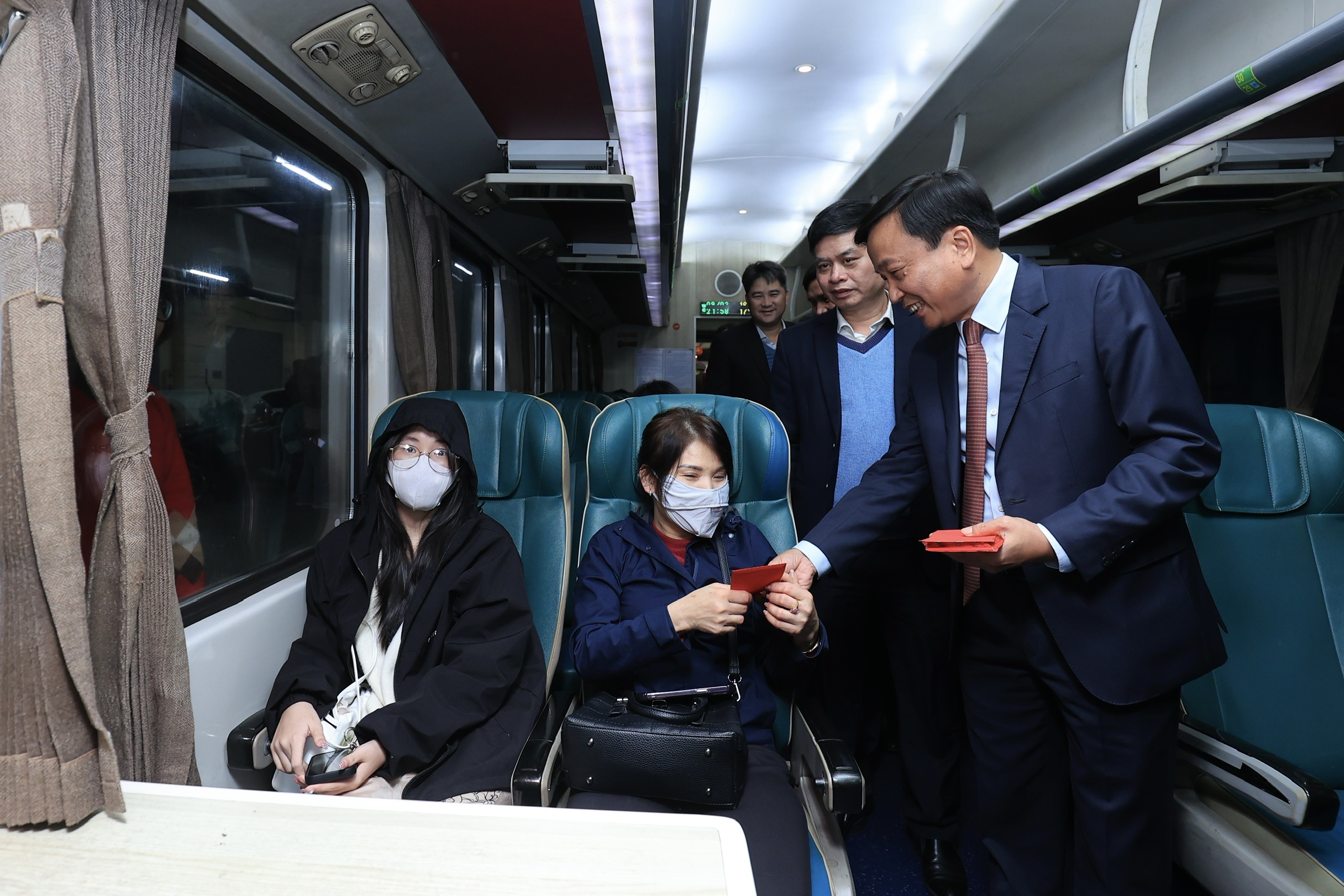 Thứ trưởng Nguyễn Danh Huy l&igrave; x&igrave; kh&aacute;ch đi chuyến t&agrave;u cuối năm- Ảnh 9.