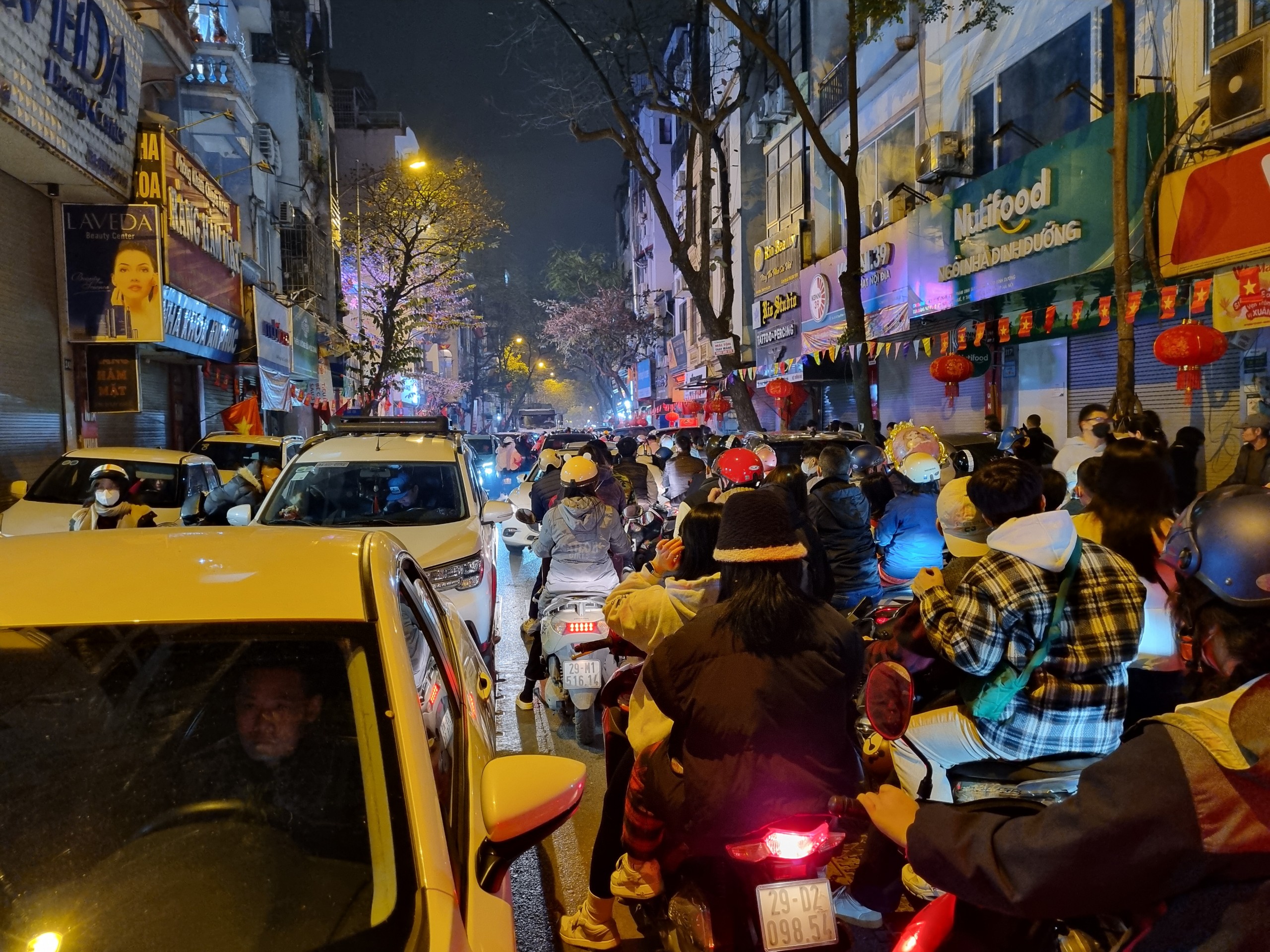 Biển người đổ ra đường xem lễ hội &aacute;nh s&aacute;ng nghệ thuật - Ảnh 4.