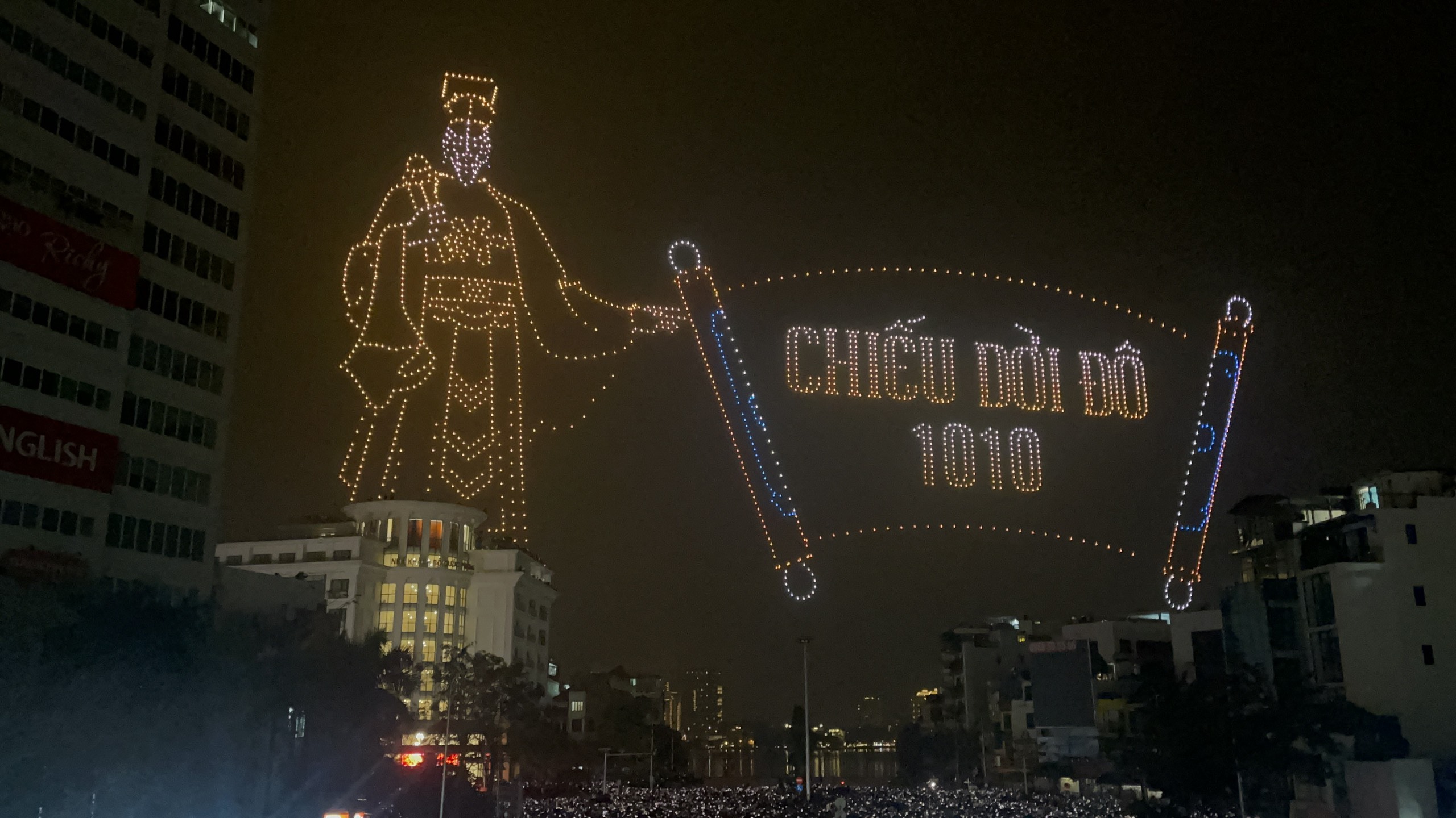 Biển người đổ ra đường xem lễ hội &aacute;nh s&aacute;ng nghệ thuật - Ảnh 1.