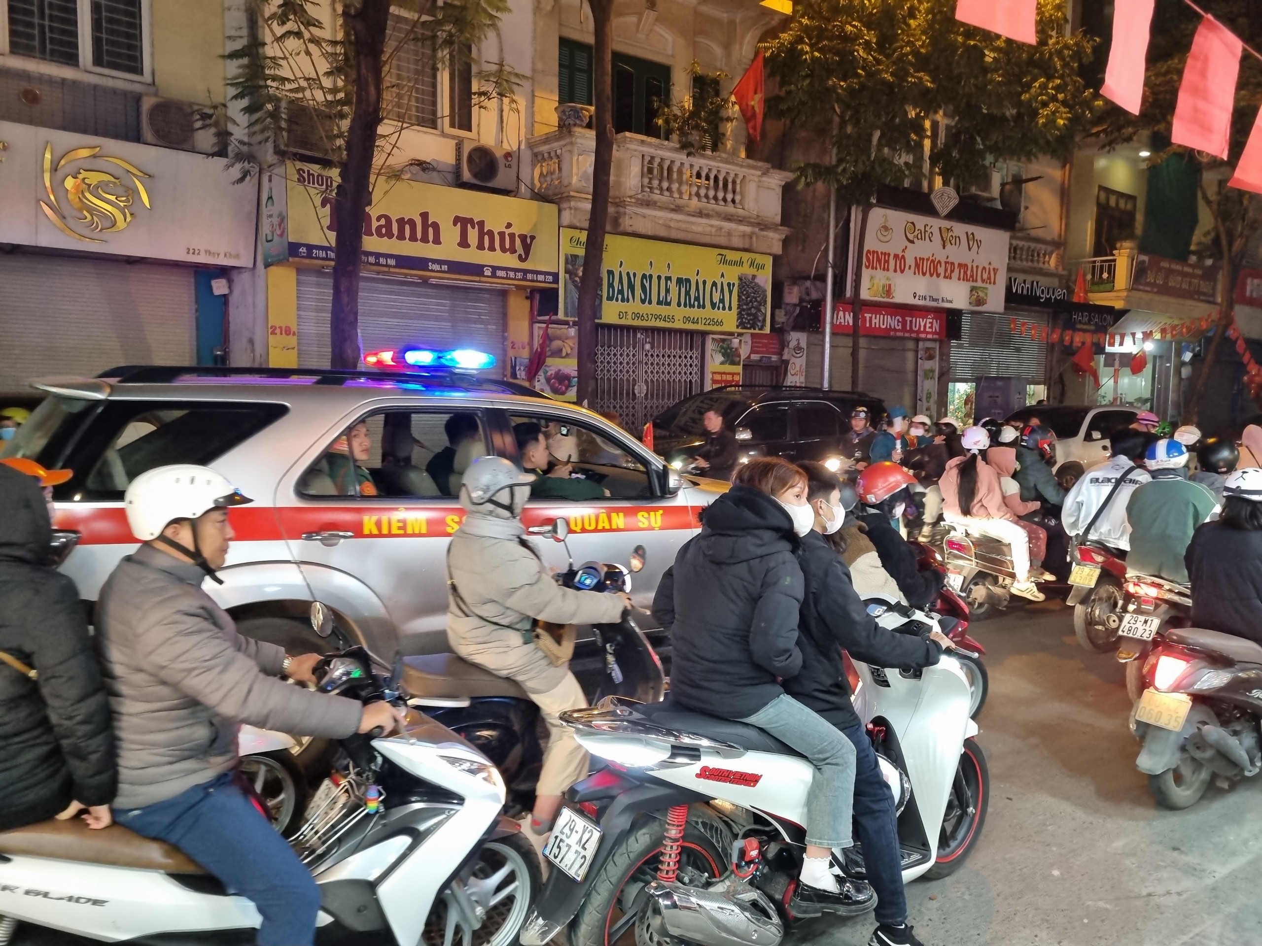 Biển người đổ ra đường xem lễ hội &aacute;nh s&aacute;ng nghệ thuật - Ảnh 7.