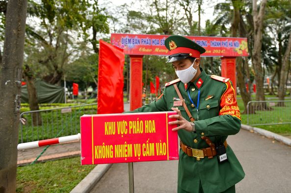 Ph&aacute;o hoa ở hồ Gươm sẵn s&agrave;ng, đường phố H&agrave; Nội trang ho&agrave;ng đ&oacute;n Tết- Ảnh 8.