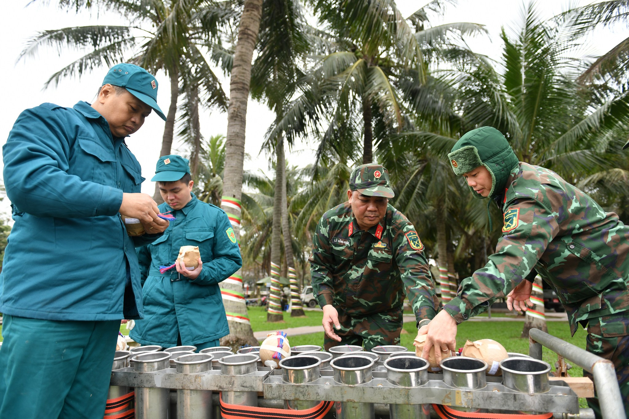 Ph&aacute;o hoa ở hồ Gươm sẵn s&agrave;ng, đường phố H&agrave; Nội trang ho&agrave;ng đ&oacute;n Tết- Ảnh 9.