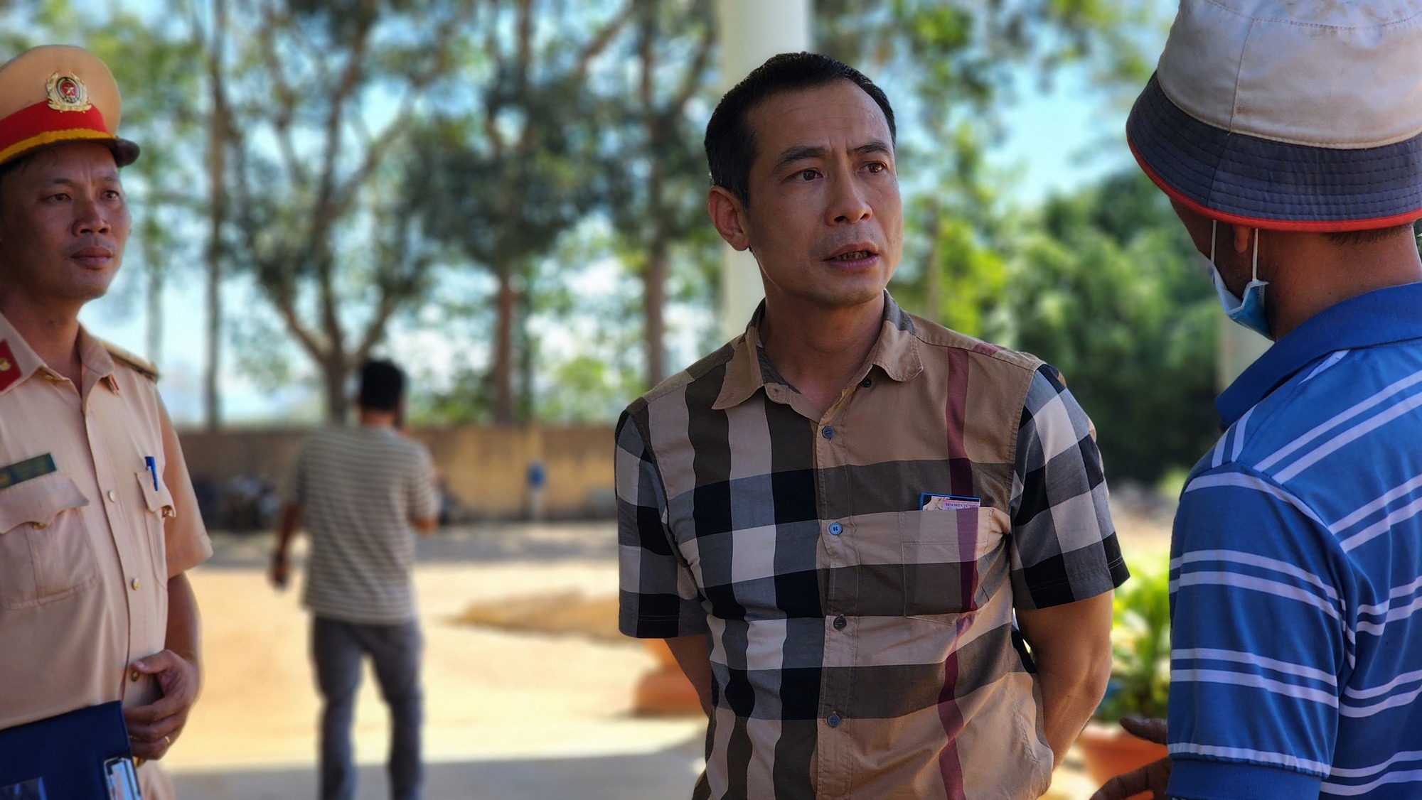 Phó giám đốc Công an tỉnh Đắk Lắk trực tiếp kiểm tra, xử lý xe quá tải- Ảnh 6. Phó giám đốc Công an tỉnh Đắk Lắk trực tiếp kiểm tra, xử lý xe quá tải- Ảnh 6.