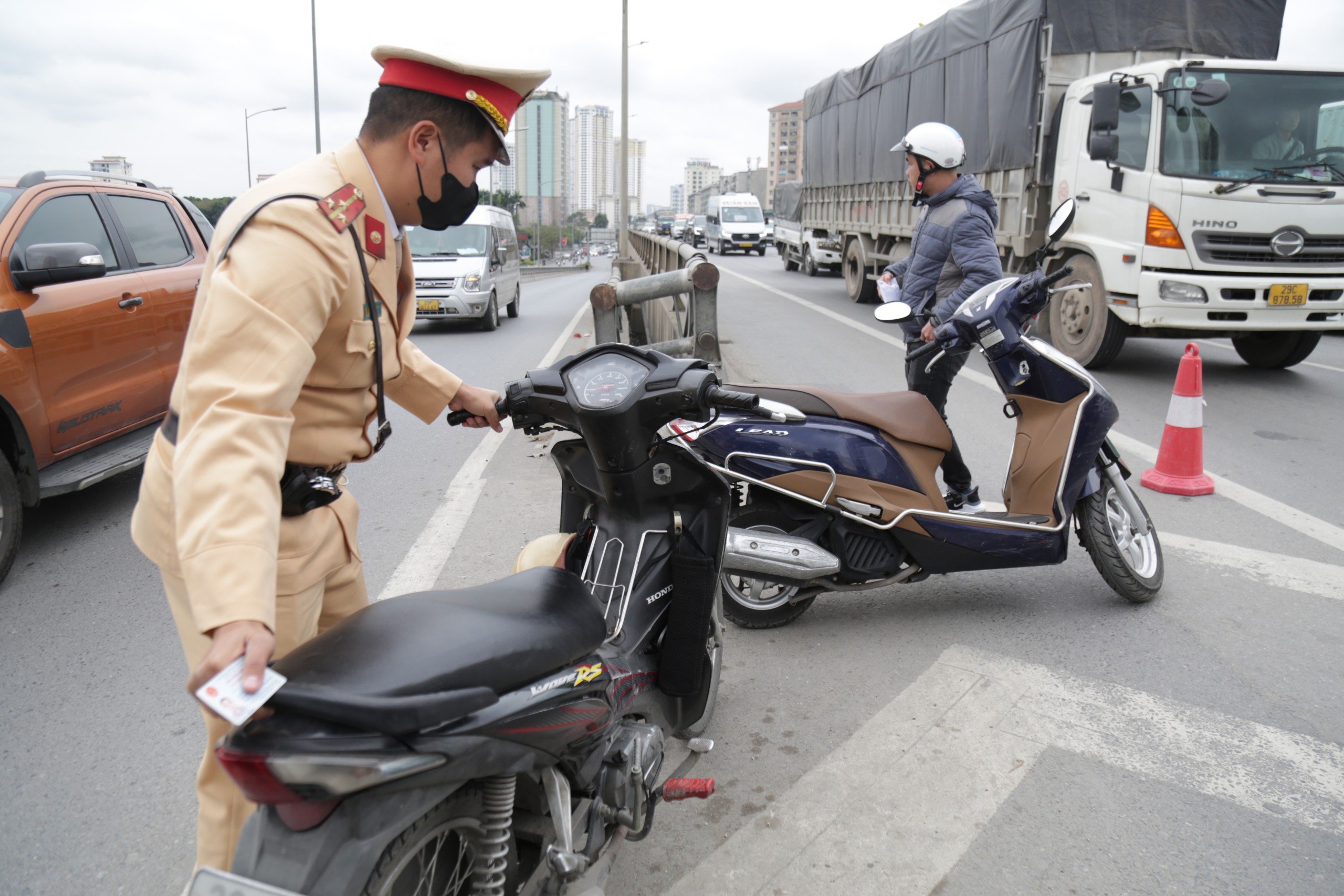 Bỏ chạy khi gặp CSGT, người đi xe m&aacute;y t&ocirc;ng vỡ đ&egrave;n xe biển xanh tr&ecirc;n V&agrave;nh đai 3- Ảnh 11.
