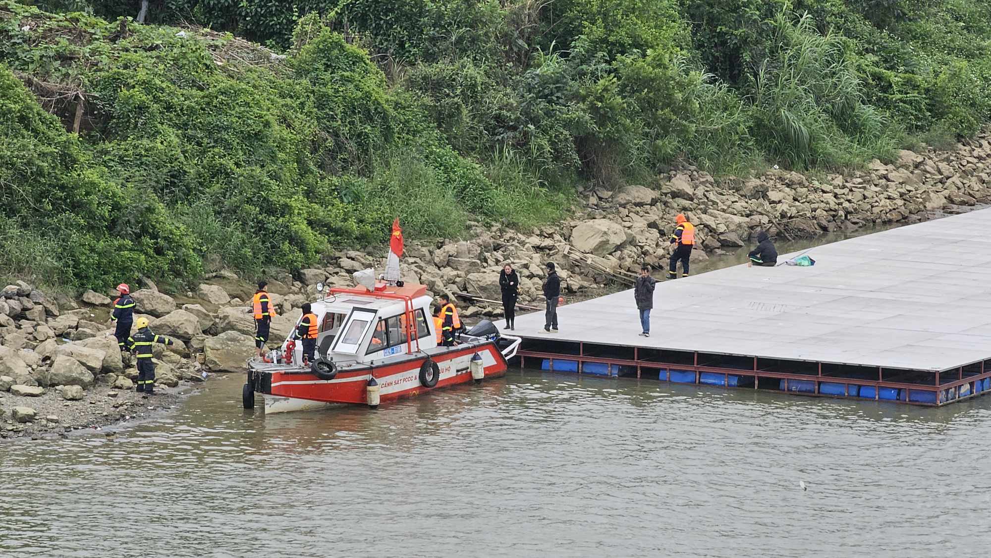 T&igrave;m thấy 4 mẹ con nghi nhảy cầu Đ&ocirc;ng Tr&ugrave;- Ảnh 2.