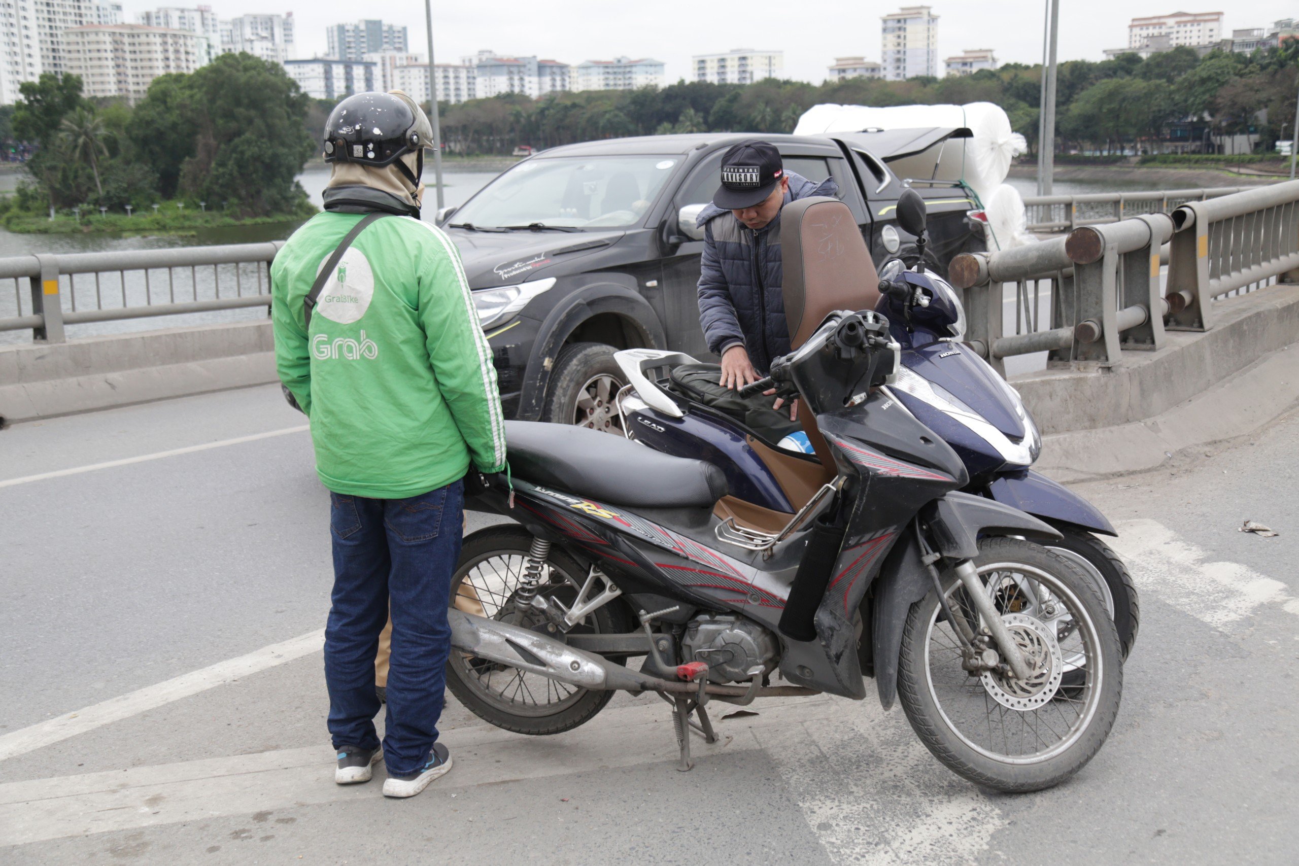 Bỏ chạy khi gặp CSGT, người đi xe m&aacute;y t&ocirc;ng vỡ đ&egrave;n xe biển xanh tr&ecirc;n V&agrave;nh đai 3- Ảnh 2.