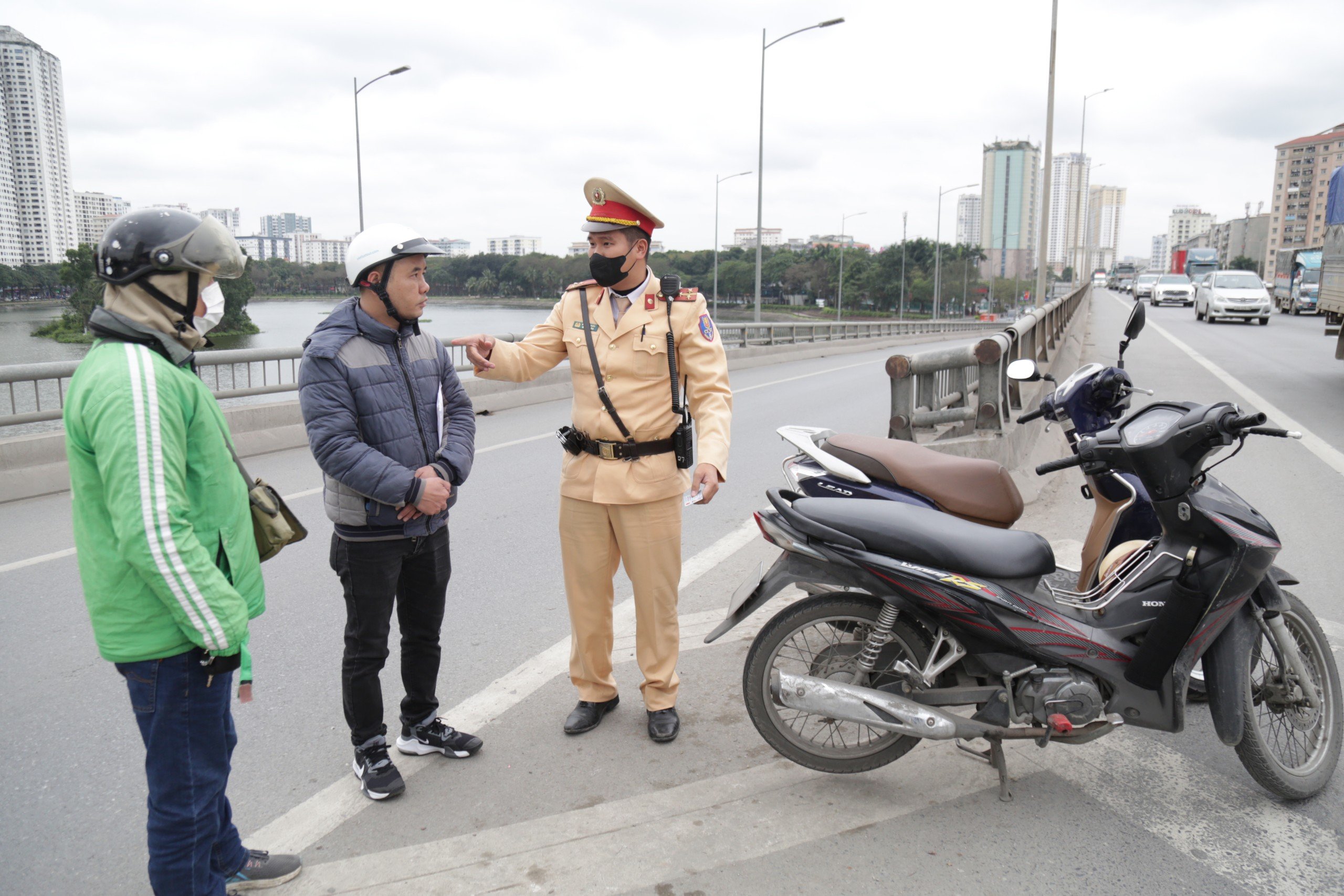 Bỏ chạy khi gặp CSGT, người đi xe m&aacute;y t&ocirc;ng vỡ đ&egrave;n xe biển xanh tr&ecirc;n V&agrave;nh đai 3- Ảnh 3.