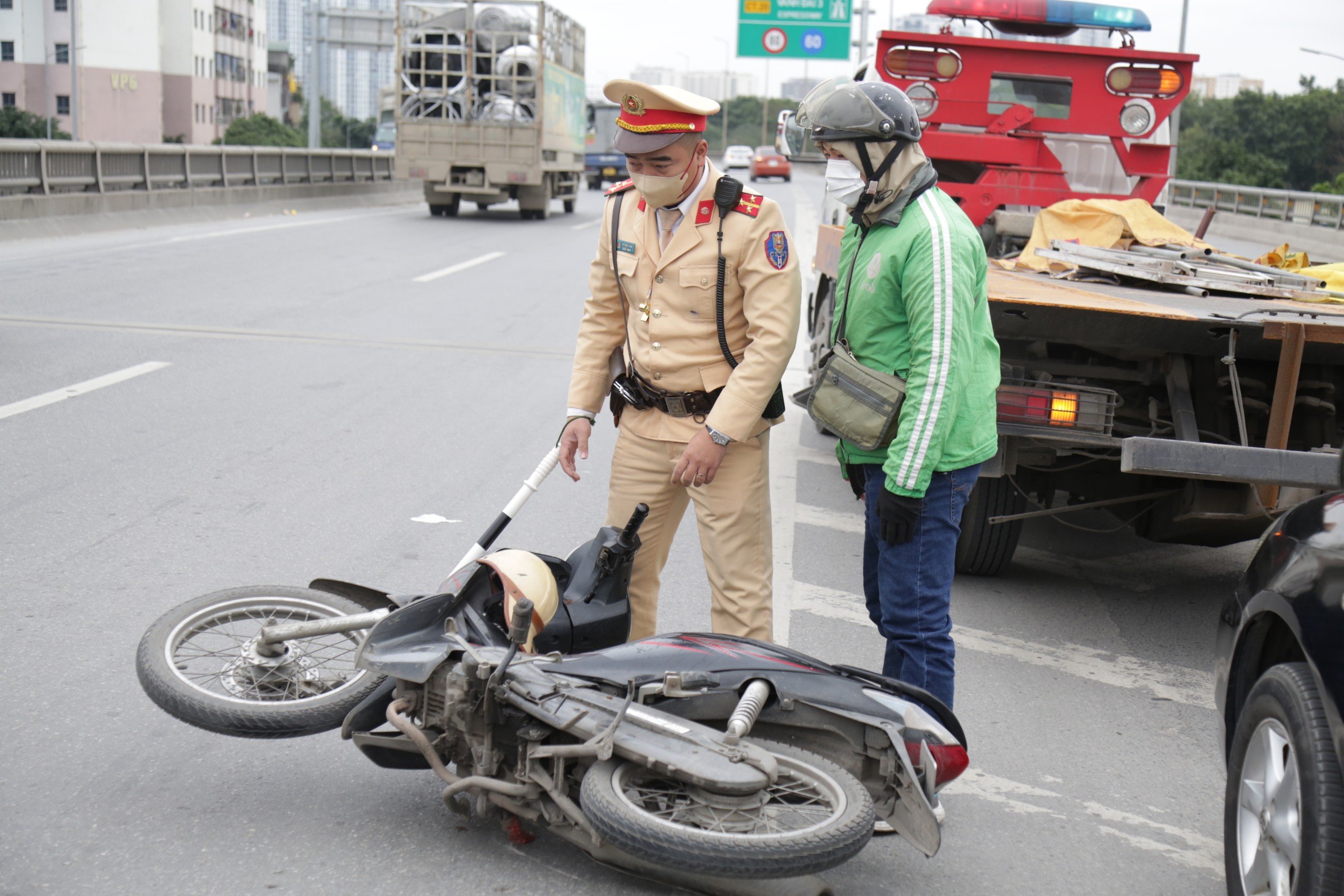 Bỏ chạy khi gặp CSGT, người đi xe m&aacute;y t&ocirc;ng vỡ đ&egrave;n xe biển xanh tr&ecirc;n V&agrave;nh đai 3- Ảnh 4.