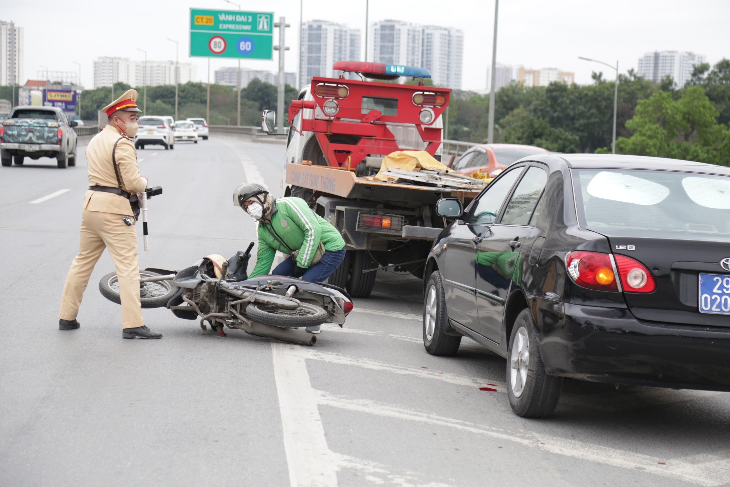 Bỏ chạy khi gặp CSGT, người đi xe m&aacute;y t&ocirc;ng vỡ đ&egrave;n xe biển xanh tr&ecirc;n V&agrave;nh đai 3- Ảnh 5.