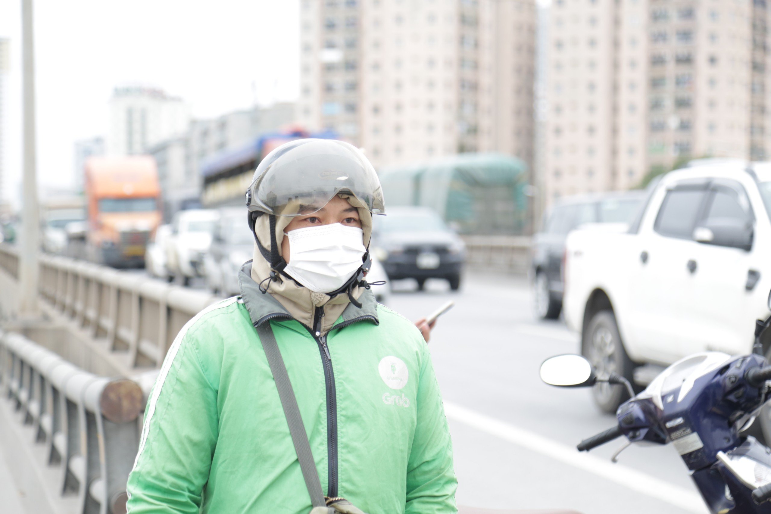 Bỏ chạy khi gặp CSGT, người đi xe m&aacute;y t&ocirc;ng vỡ đ&egrave;n xe biển xanh tr&ecirc;n V&agrave;nh đai 3- Ảnh 6.