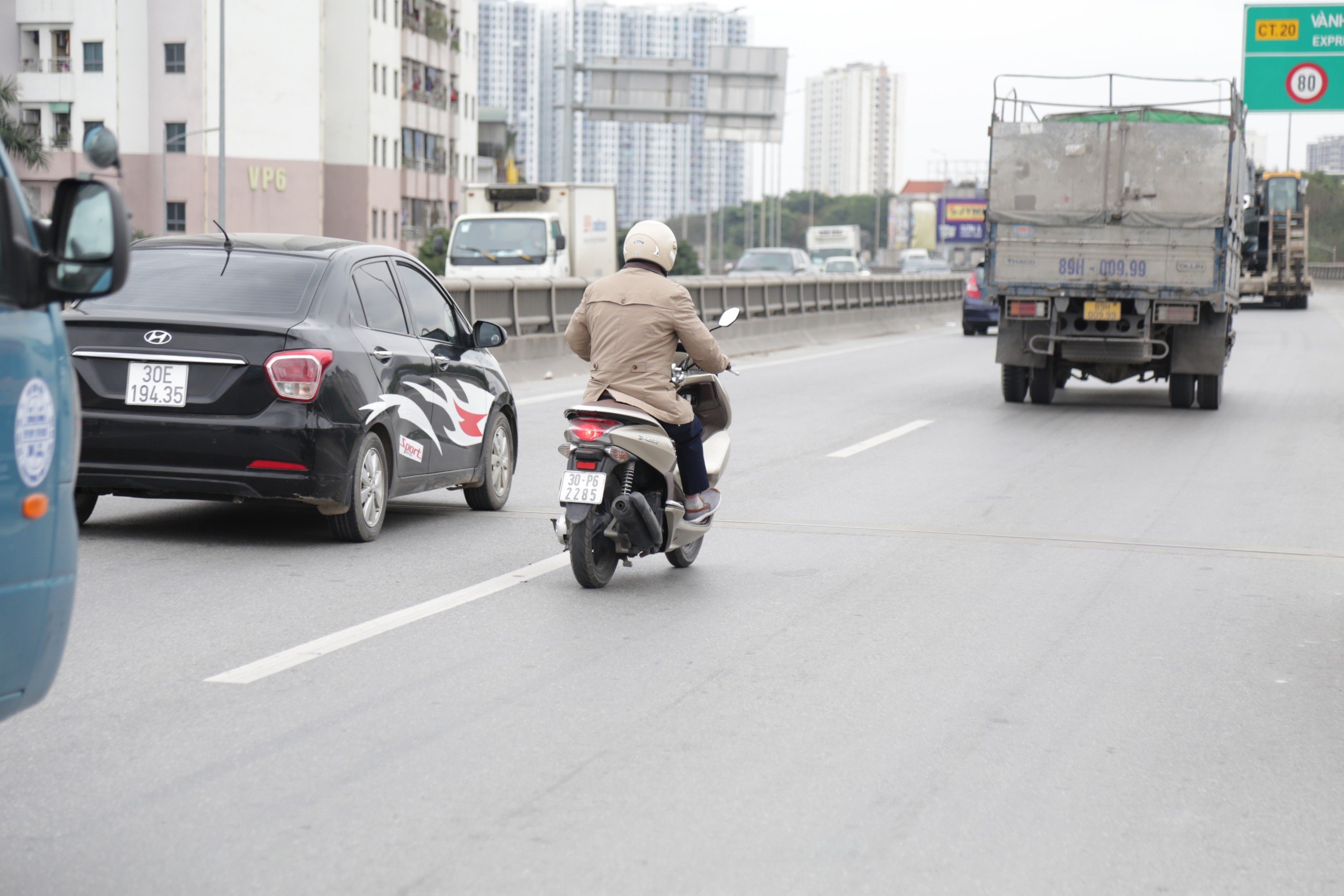 Bỏ chạy khi gặp CSGT, người đi xe m&aacute;y t&ocirc;ng vỡ đ&egrave;n xe biển xanh tr&ecirc;n V&agrave;nh đai 3- Ảnh 9.