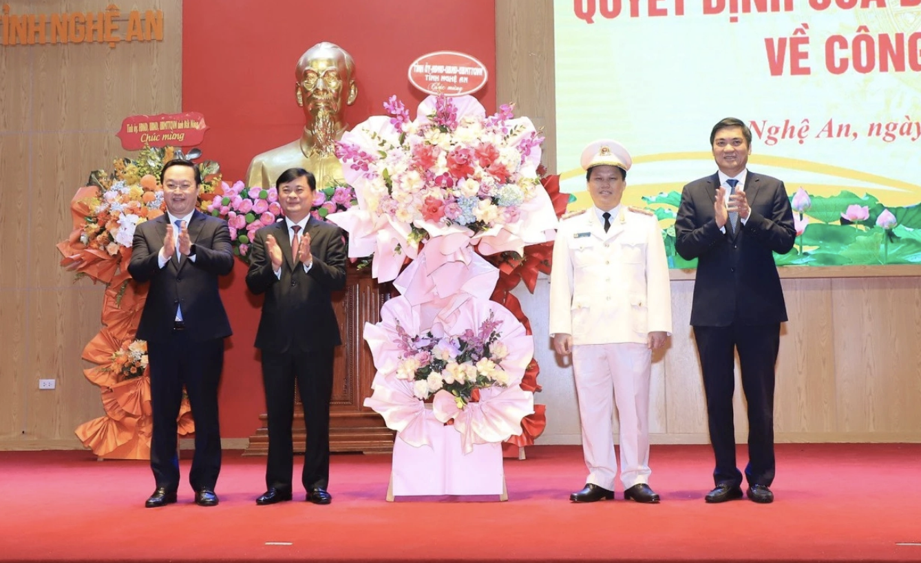 Gi&aacute;m đốc C&ocirc;ng an tỉnh Nghệ An được thăng qu&acirc;n h&agrave;m thiếu tướng- Ảnh 1.