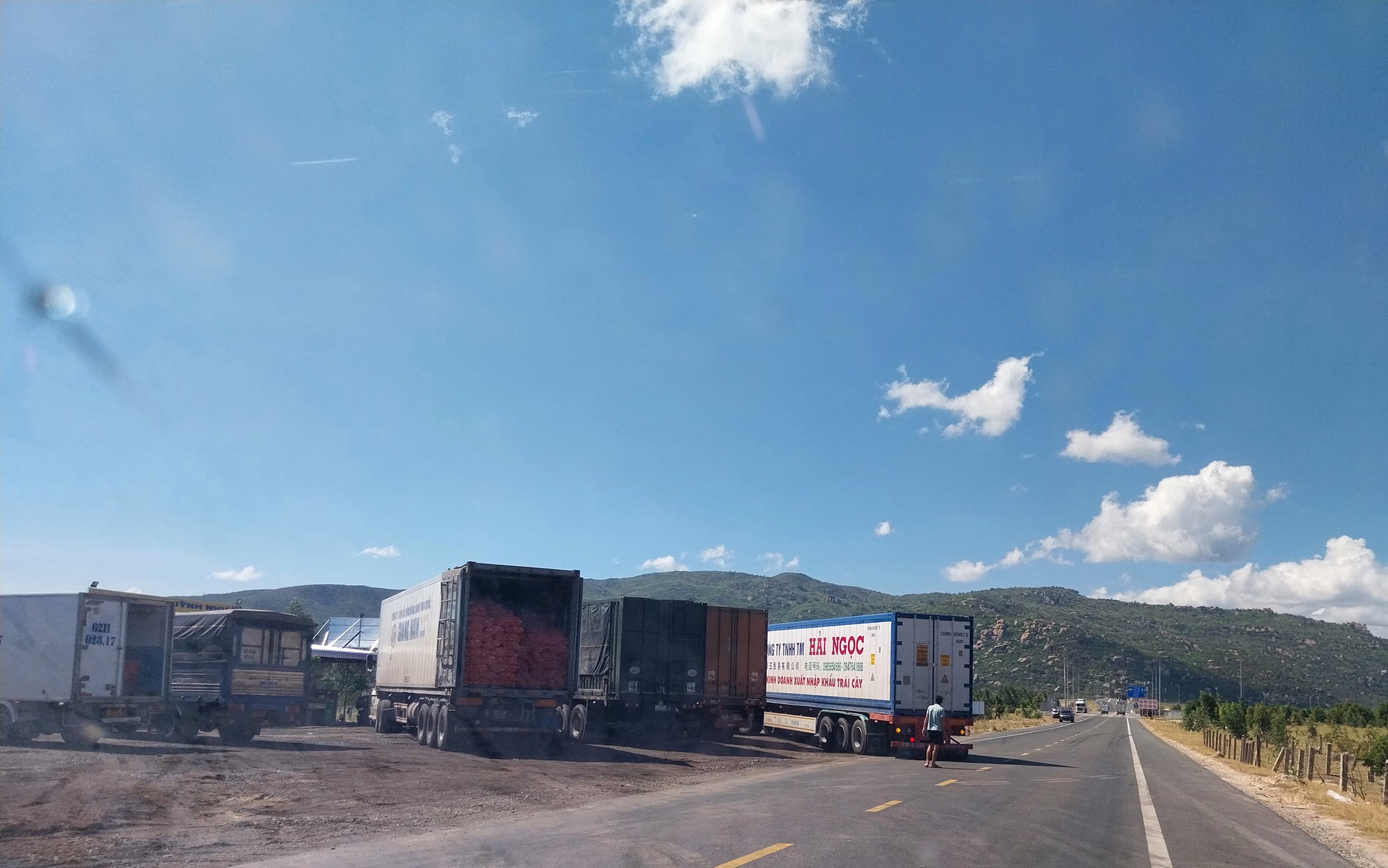 Vụ trạm dừng nghỉ đấu nối tr&aacute;i ph&eacute;p đường dẫn cao tốc: V&igrave; sao vẫn ngang nhi&ecirc;n hoạt động?