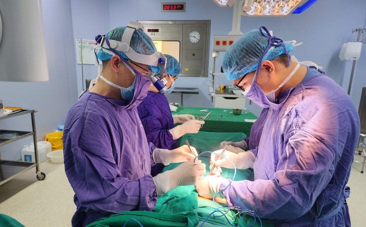 Nam trung ni&ecirc;n tự cắt đứt 