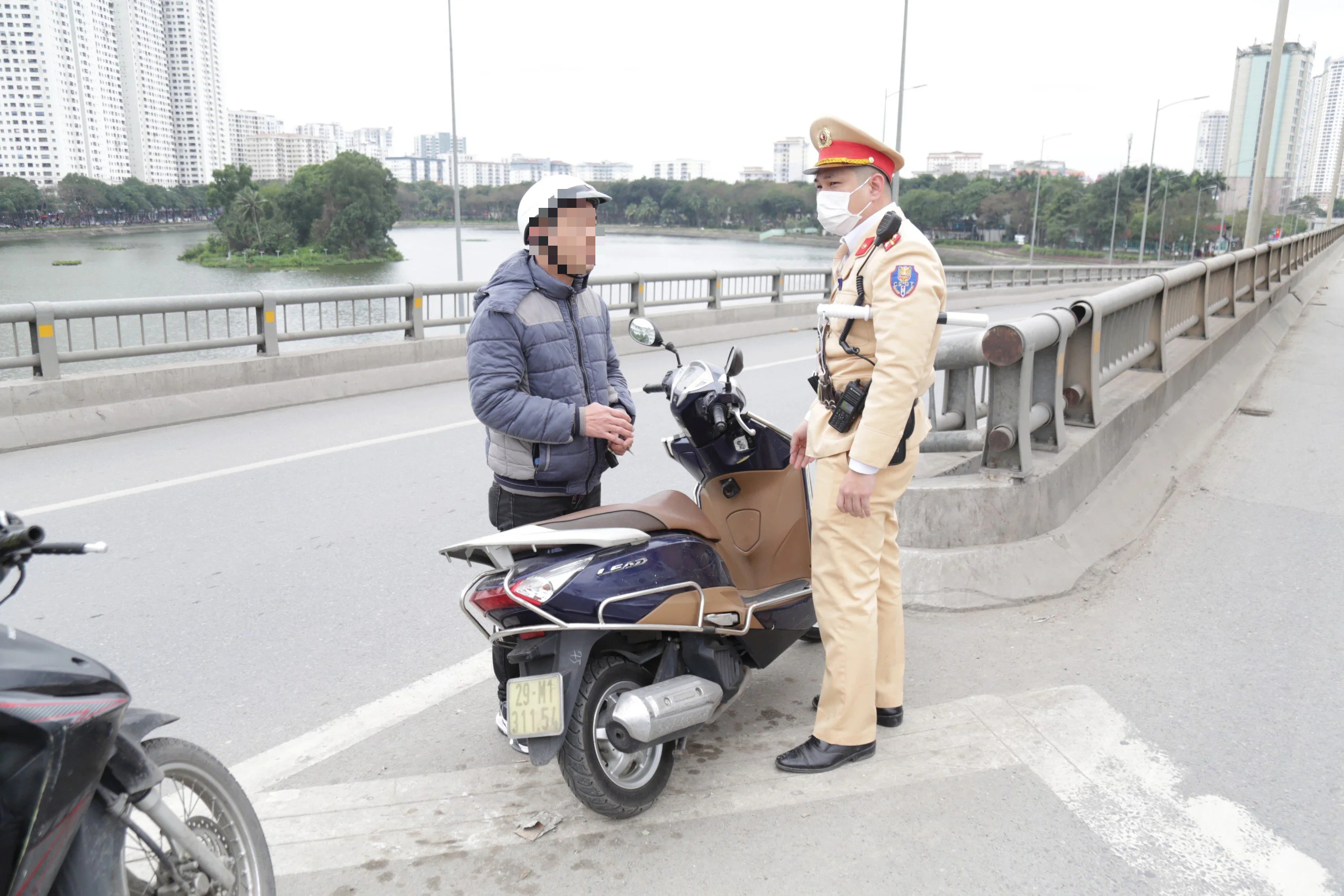 Bỏ chạy khi gặp CSGT, người đi xe m&aacute;y t&ocirc;ng vỡ đ&egrave;n xe biển xanh tr&ecirc;n V&agrave;nh đai 3- Ảnh 7.