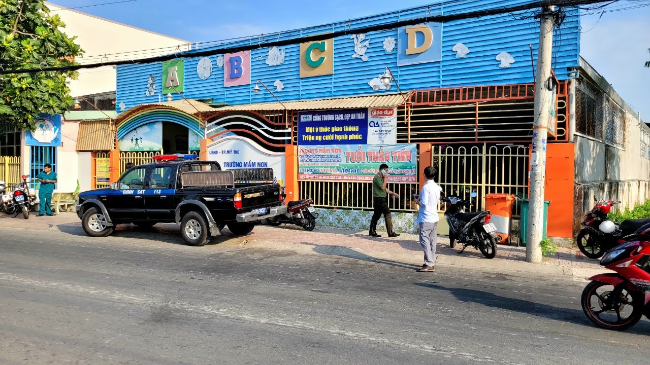 C&ocirc;ng an v&acirc;y bắt người đ&agrave;n &ocirc;ng cầm dao x&ocirc;ng v&agrave;o trường mầm non ở Tiền Giang- Ảnh 1.