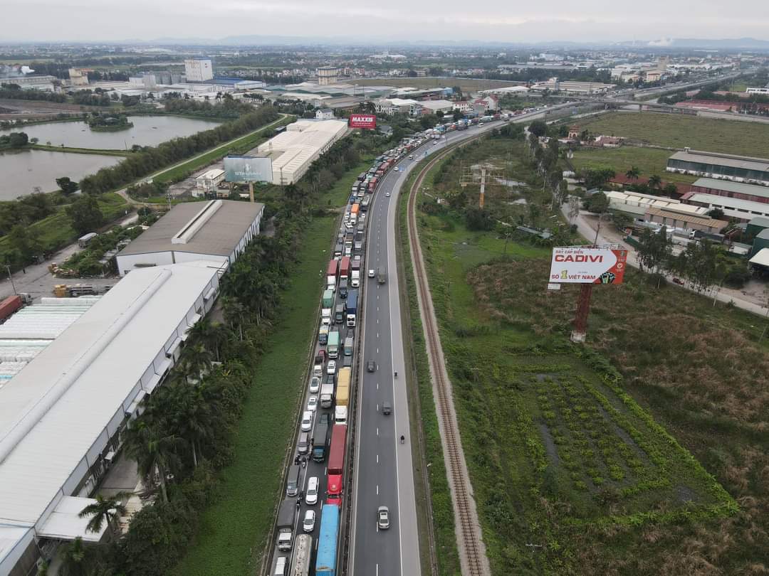 Hải Dương: Xe tải lật nghi&ecirc;ng tr&ecirc;n cầu Ph&uacute; Lương- Ảnh 2.