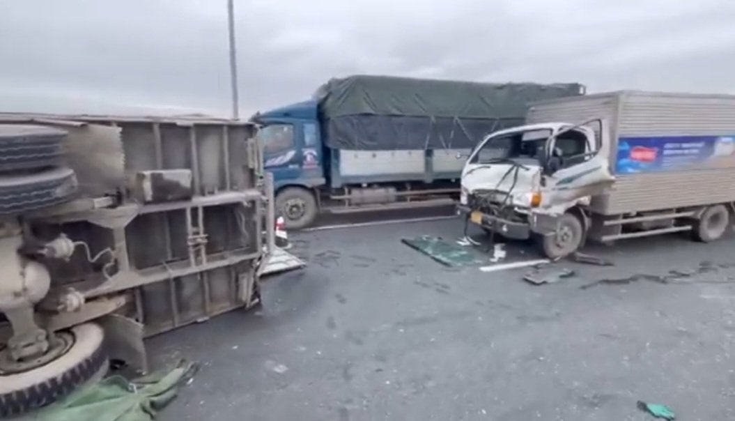 Hải Dương: Xe tải lật nghi&ecirc;ng tr&ecirc;n cầu Ph&uacute; Lương- Ảnh 1.