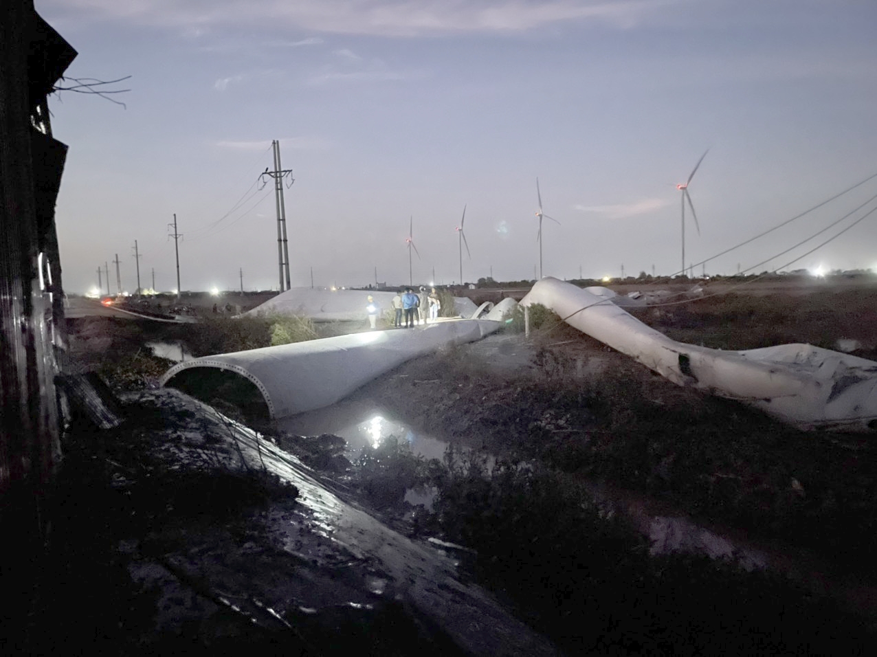 Hy hữu c&aacute;nh quạt điện gi&oacute; bị g&atilde;y, vỡ vụn th&agrave;nh nhiều mảnh- Ảnh 1.