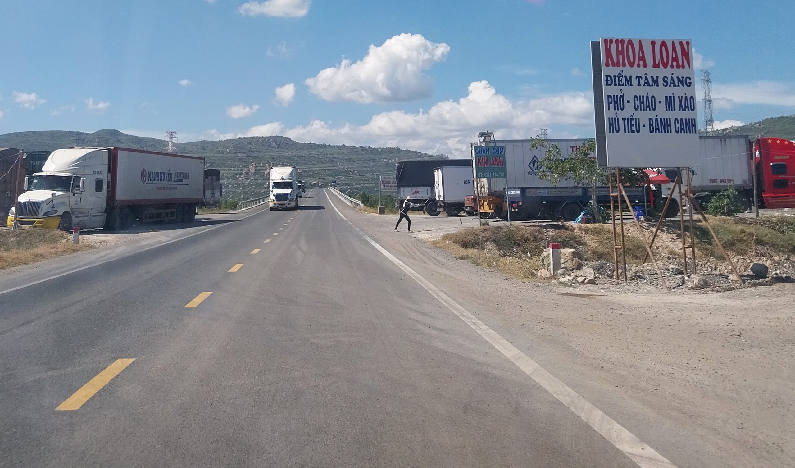 Vụ trạm dừng nghỉ đấu nối tr&aacute;i ph&eacute;p đường dẫn cao tốc: V&igrave; sao vẫn ngang nhi&ecirc;n hoạt động?- Ảnh 1.