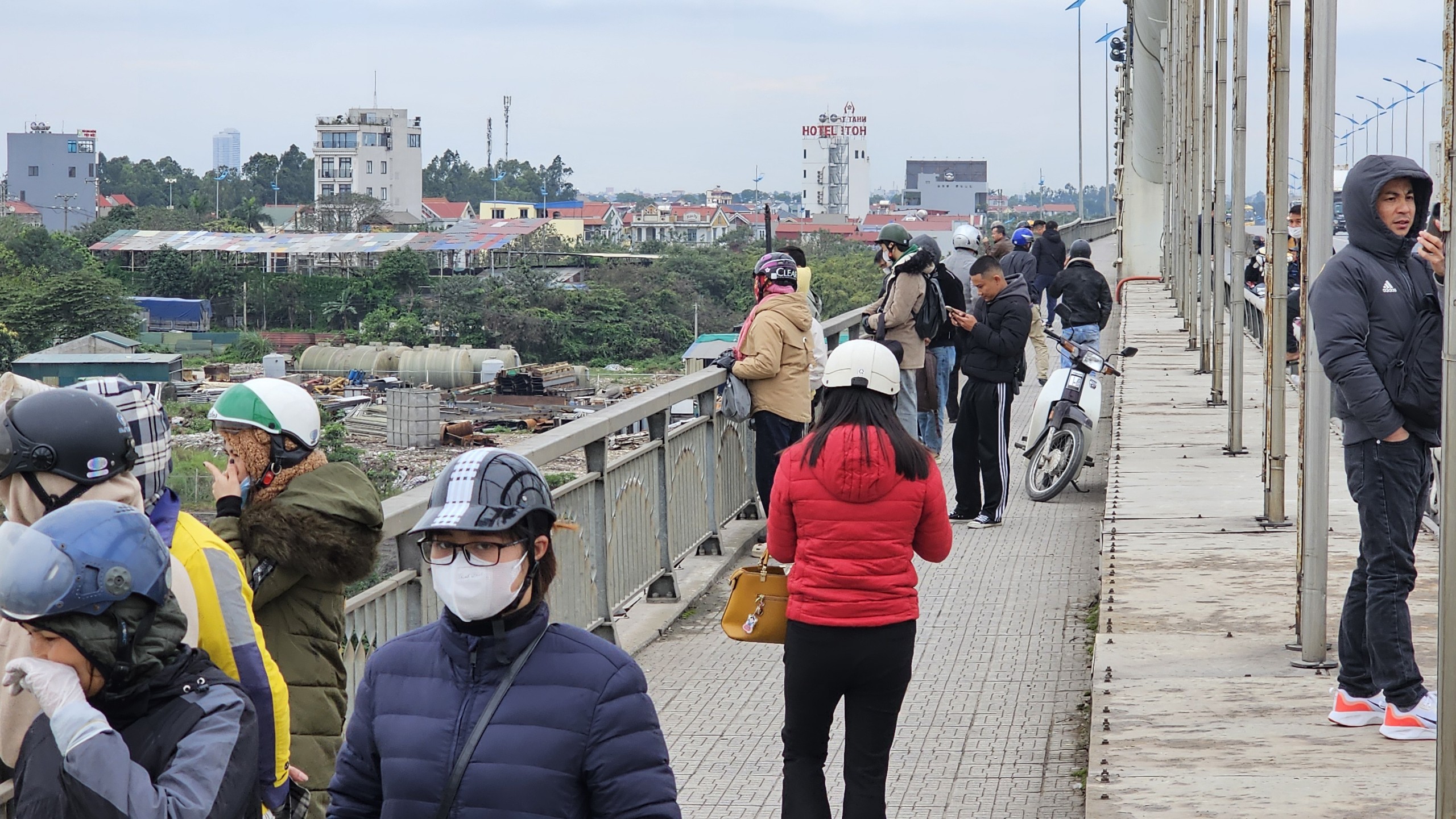 T&igrave;m thấy 4 mẹ con nghi nhảy cầu Đ&ocirc;ng Tr&ugrave;- Ảnh 4.