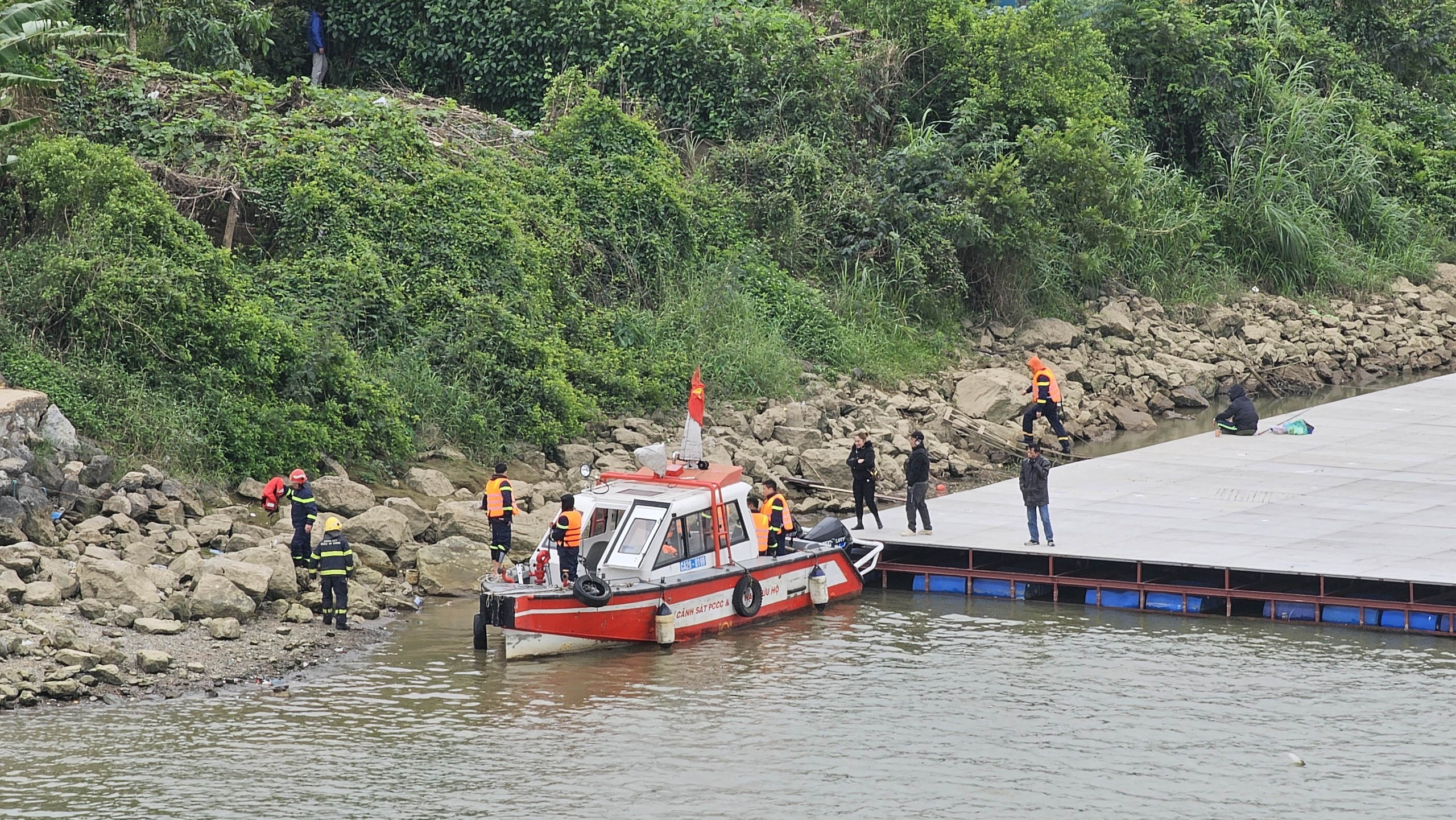 T&igrave;m thấy 4 mẹ con nghi nhảy cầu Đ&ocirc;ng Tr&ugrave;- Ảnh 8.