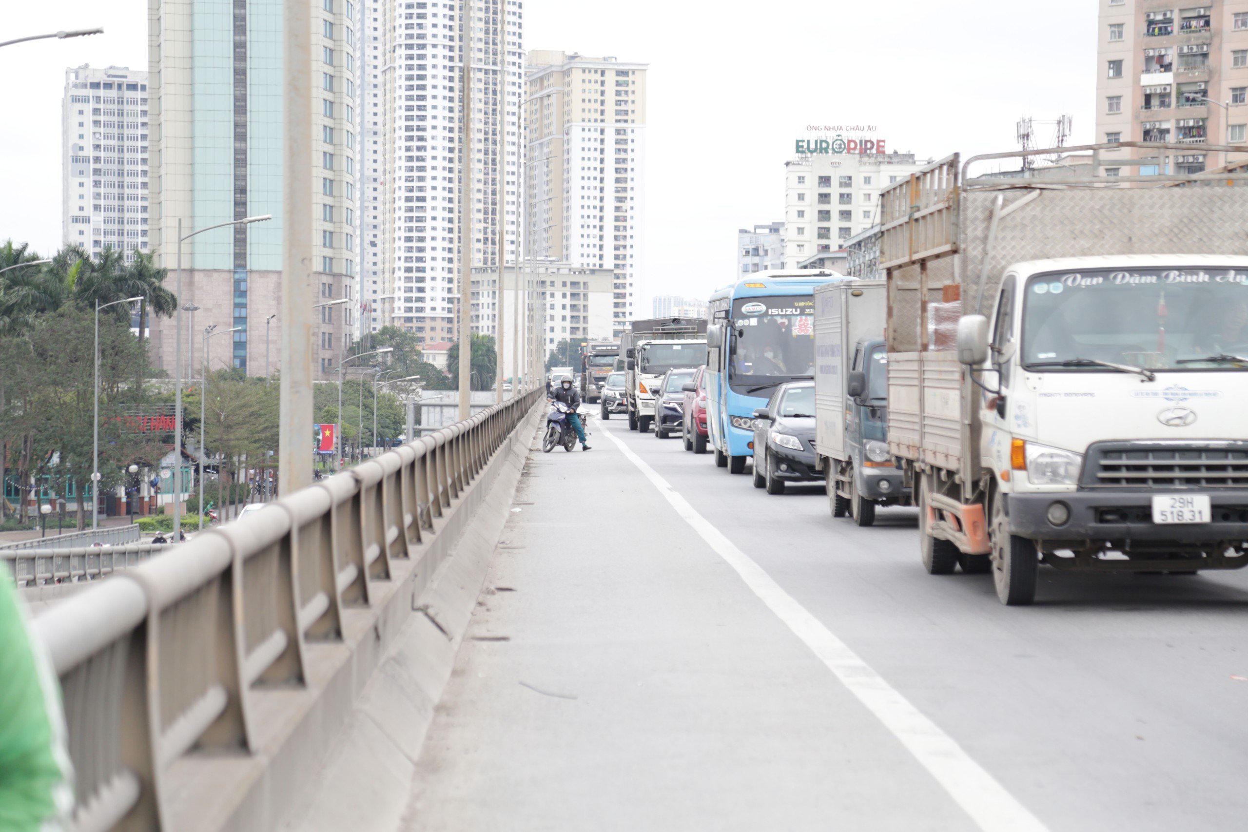Bỏ chạy khi gặp CSGT, người đi xe m&aacute;y t&ocirc;ng vỡ đ&egrave;n xe biển xanh tr&ecirc;n V&agrave;nh đai 3- Ảnh 8.