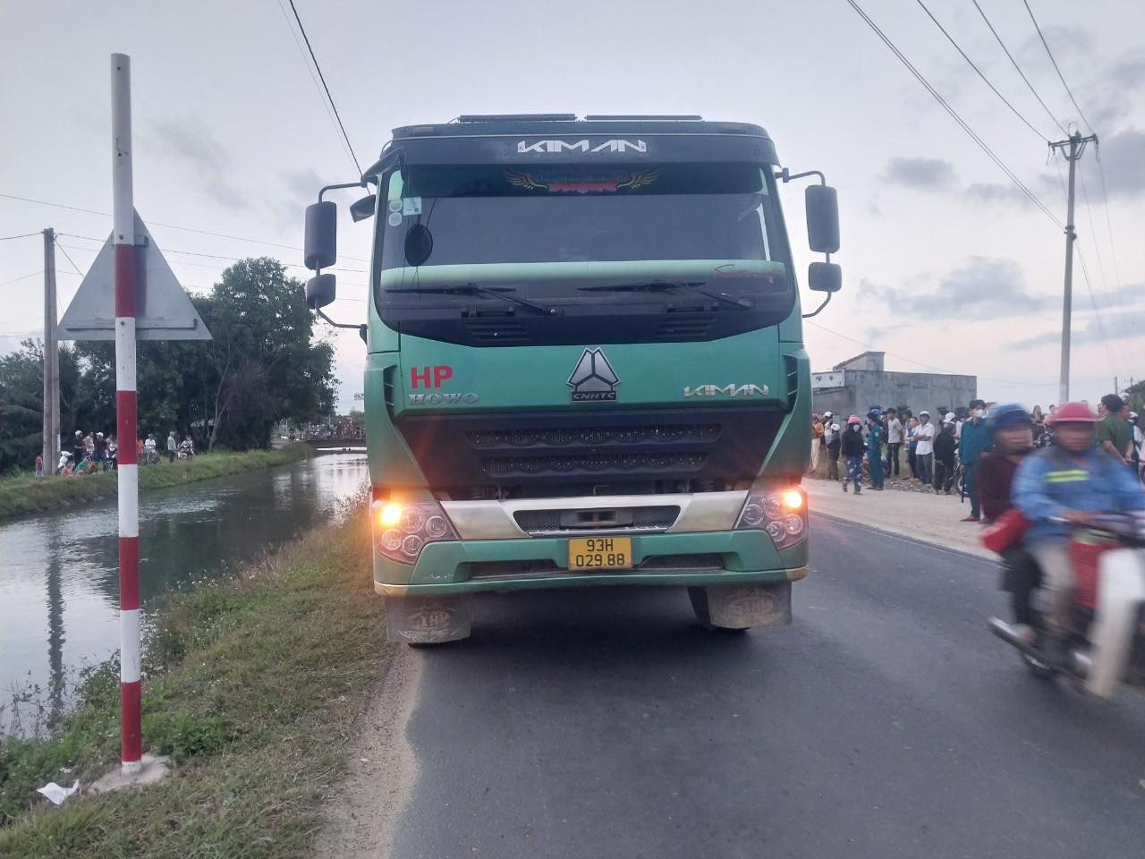 Va chạm với xe ben tr&ecirc;n quốc lộ 25, người phụ nữ tử vong thương t&acirc;m- Ảnh 1.